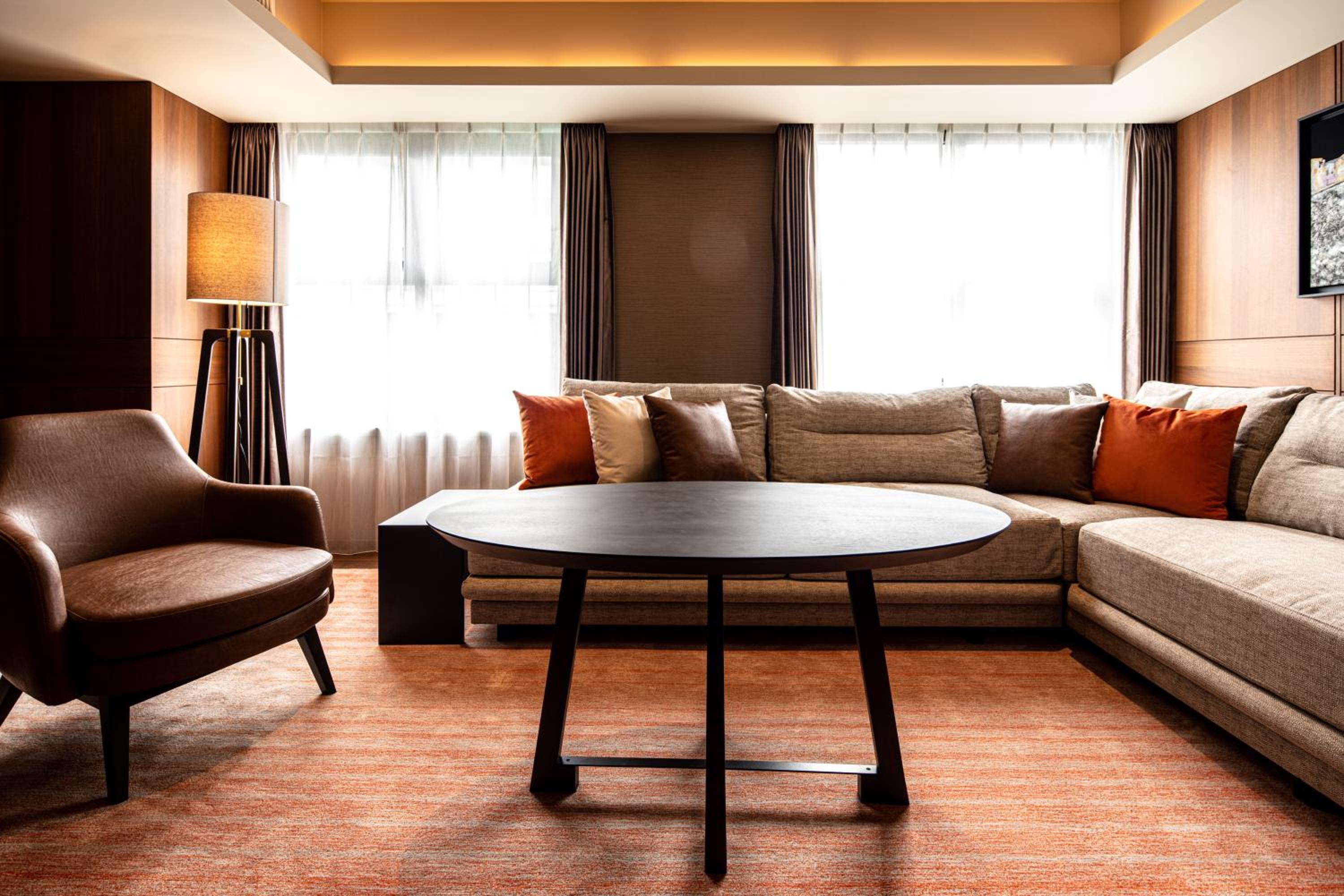 KIng Suite with Club Lounge Access (Story) - Non-Smoking thumbnail 6