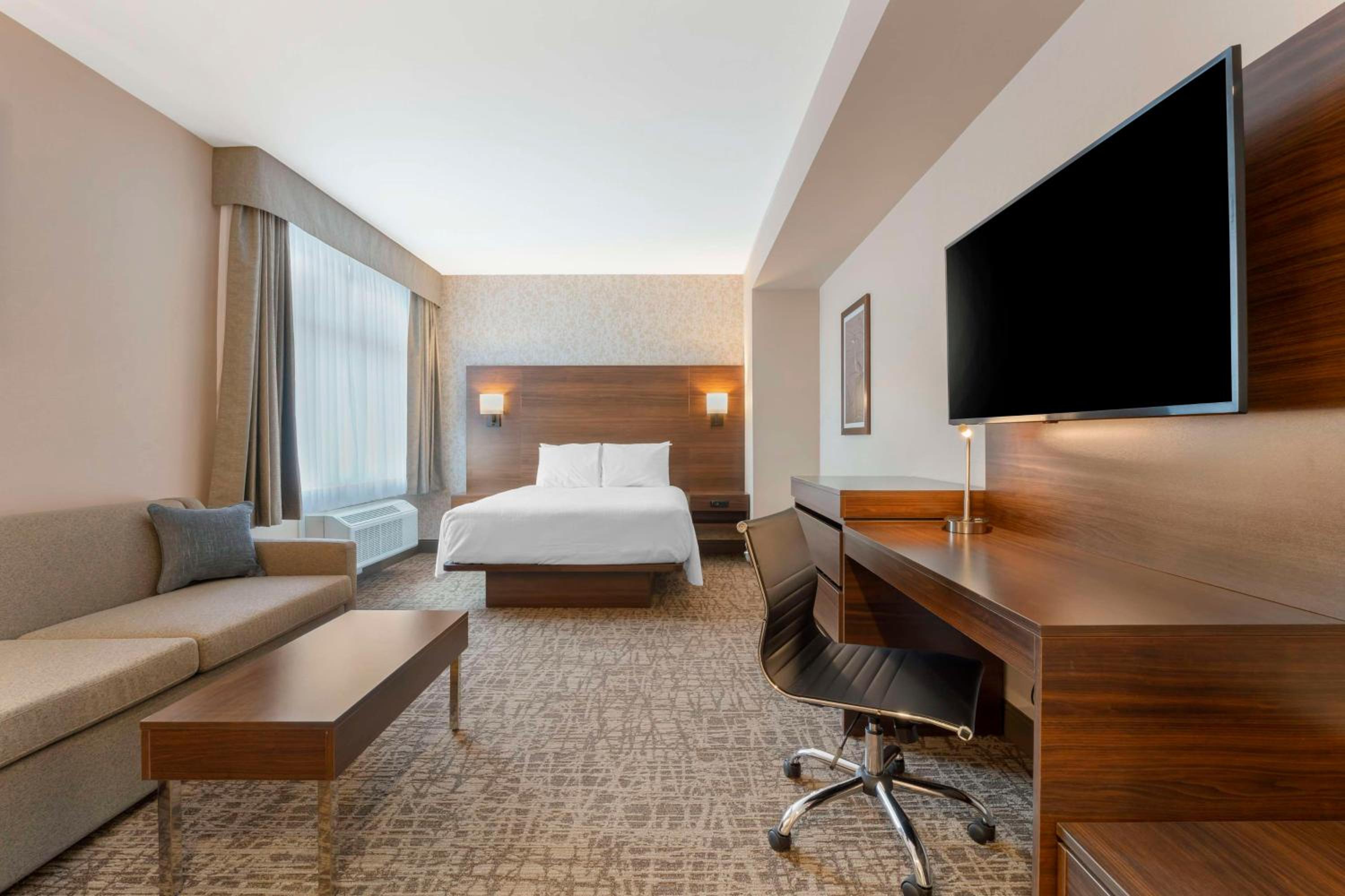 King Room with Sofa Bed - Non-Smoking photo 1