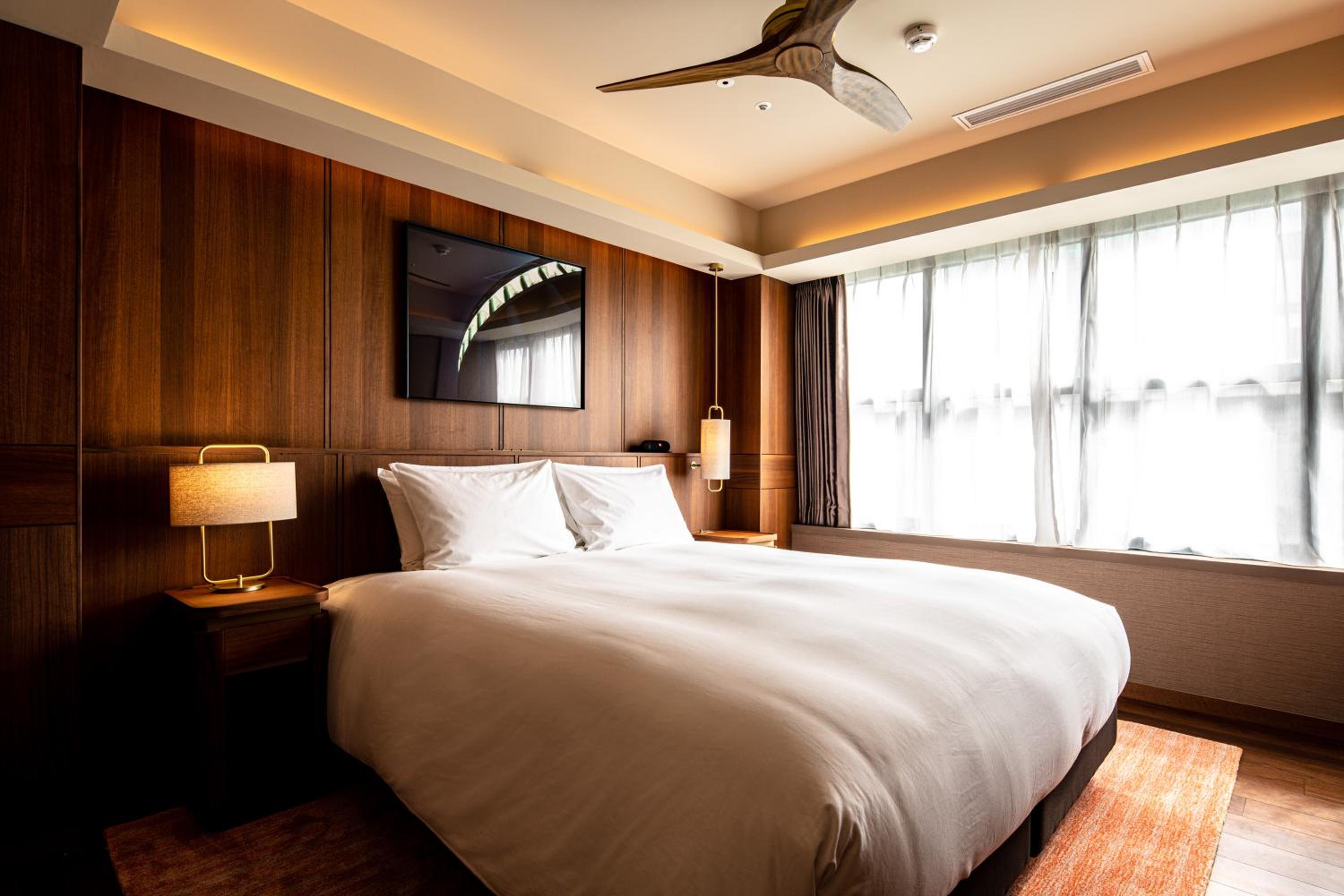 KIng Suite with Club Lounge Access (Story) - Non-Smoking thumbnail 6