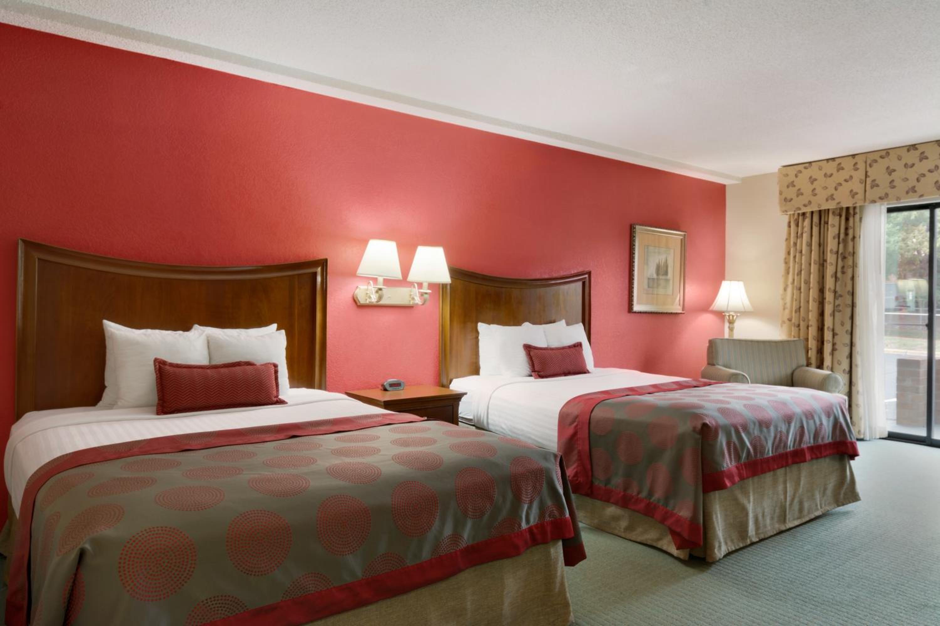 Queen Room with Two Queen Beds - Non-Smoking - Photo 3