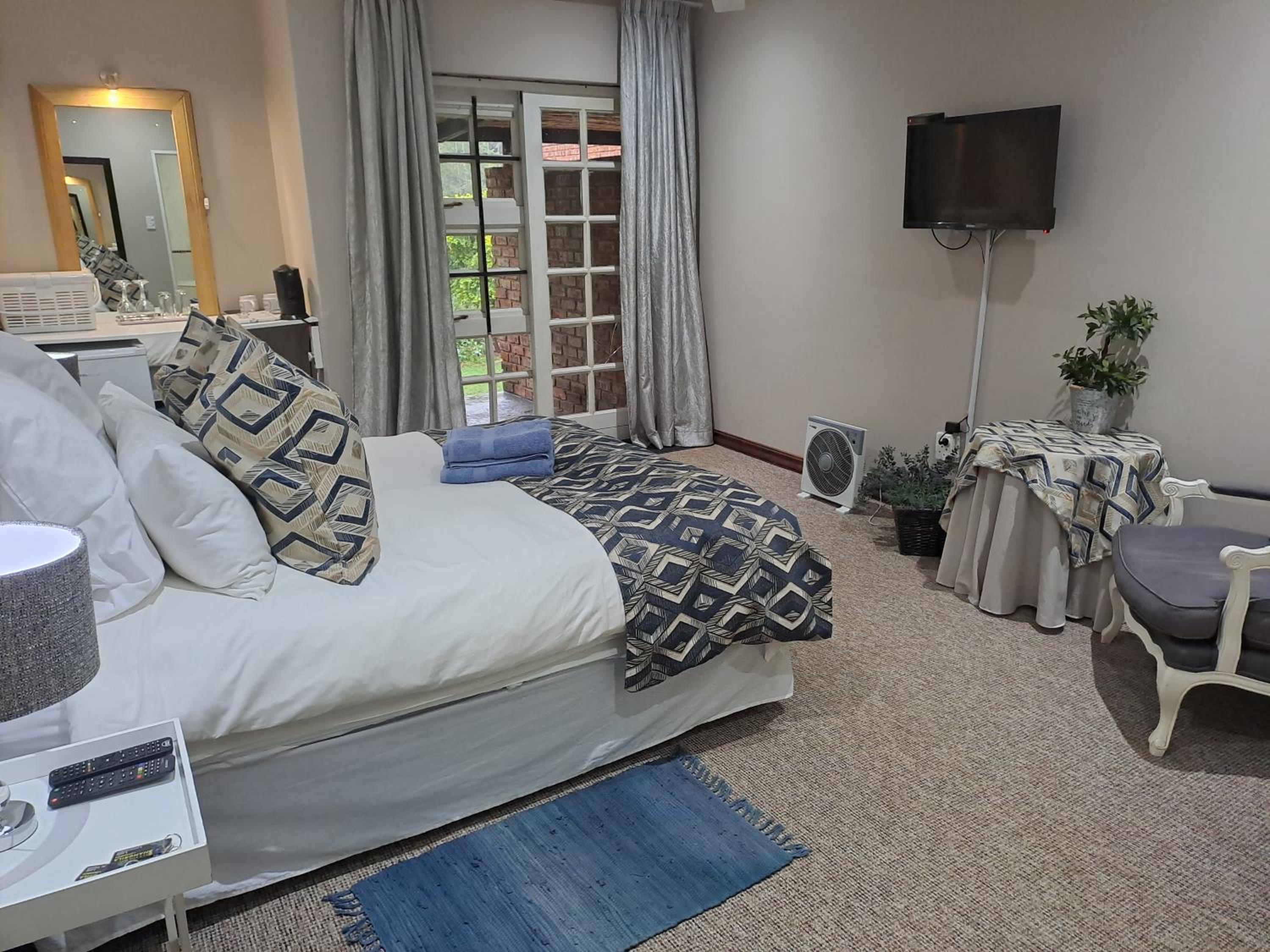 Double Room with Patio - Photo 4