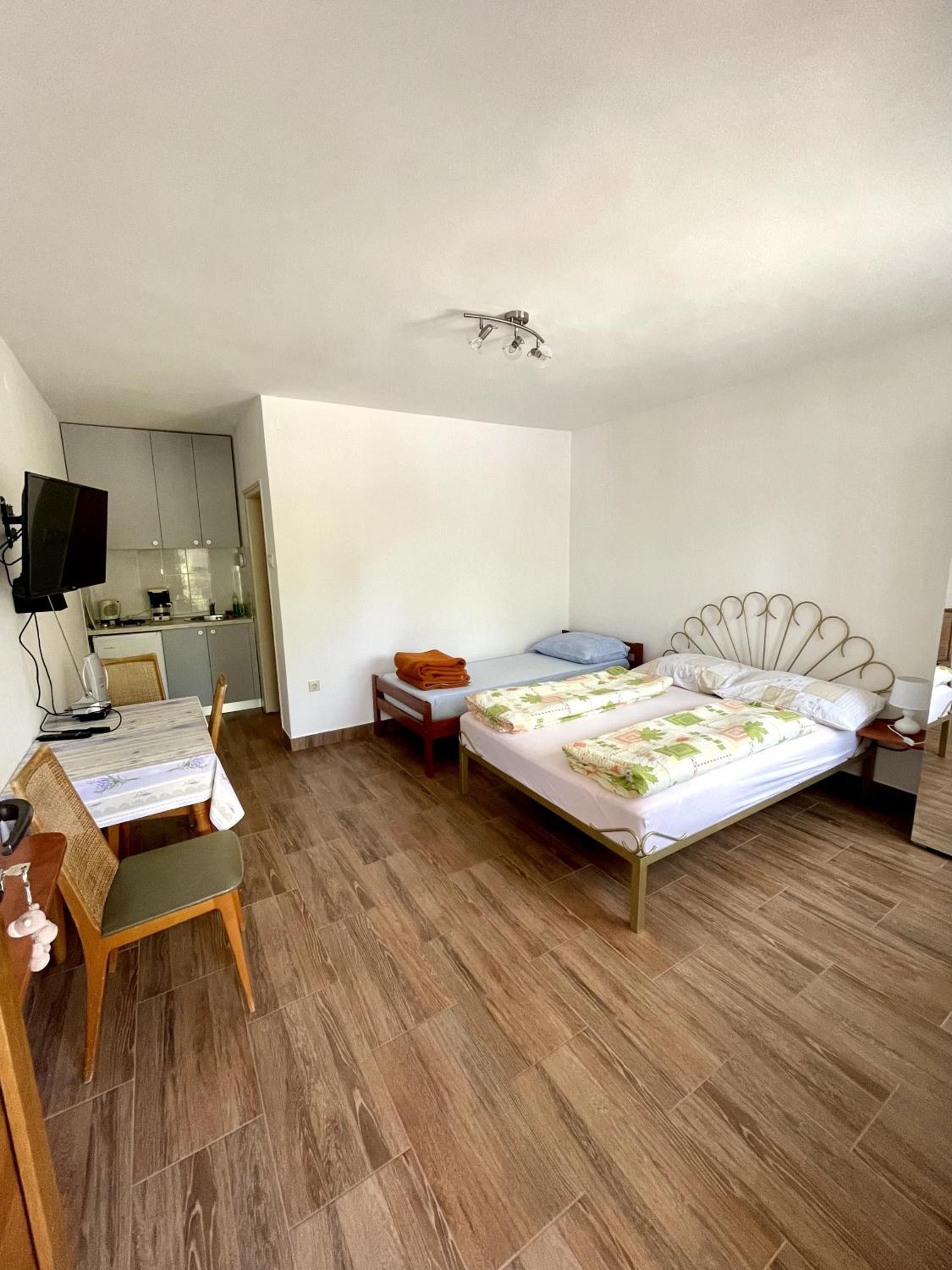 Studio Apartment with Terrace - Photo 1