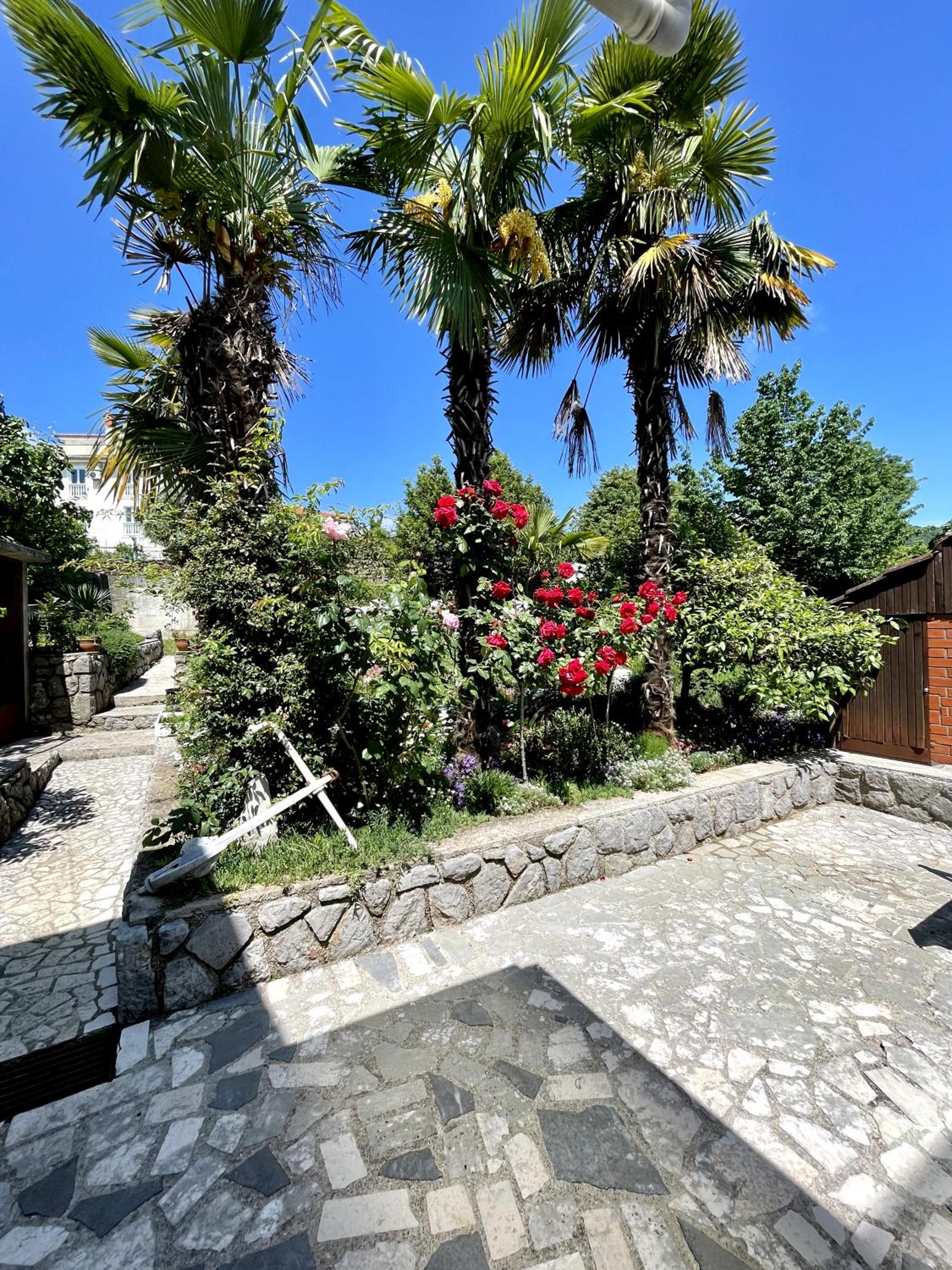 Three-Bedroom Apartment with Terrace and Sea View - Photo 28