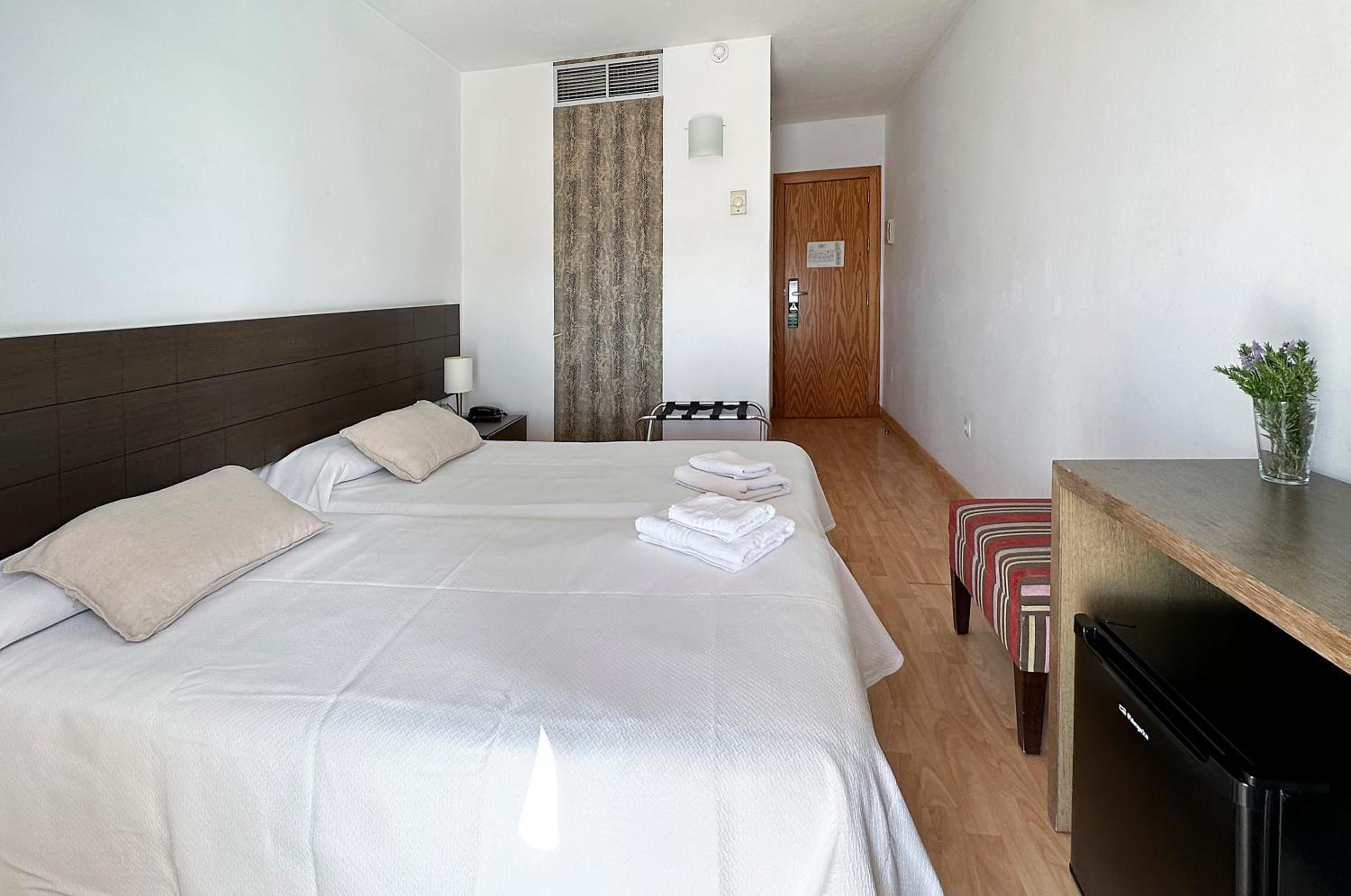 Twin Room with Bathroom photo 2