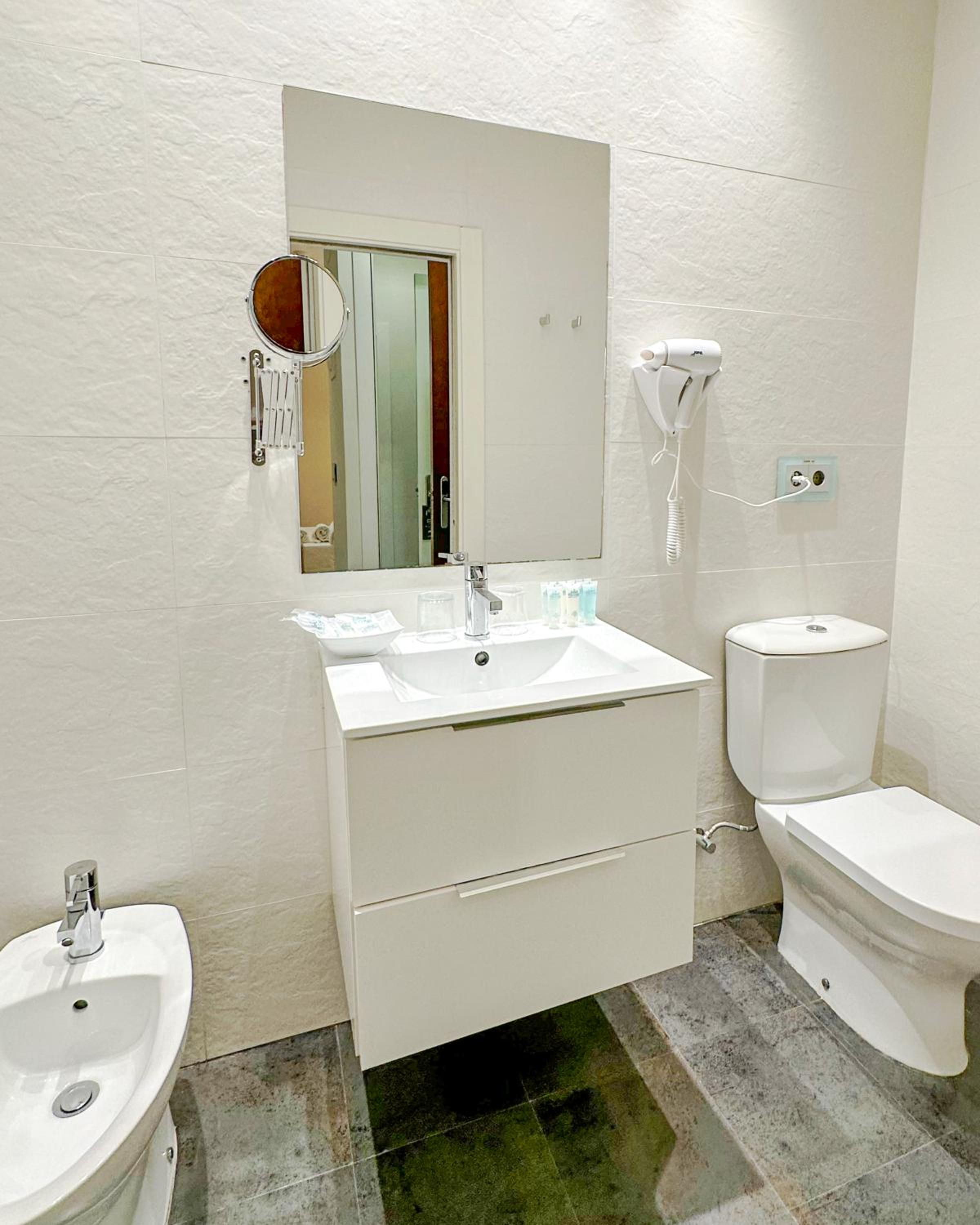 Double Room - Photo 8