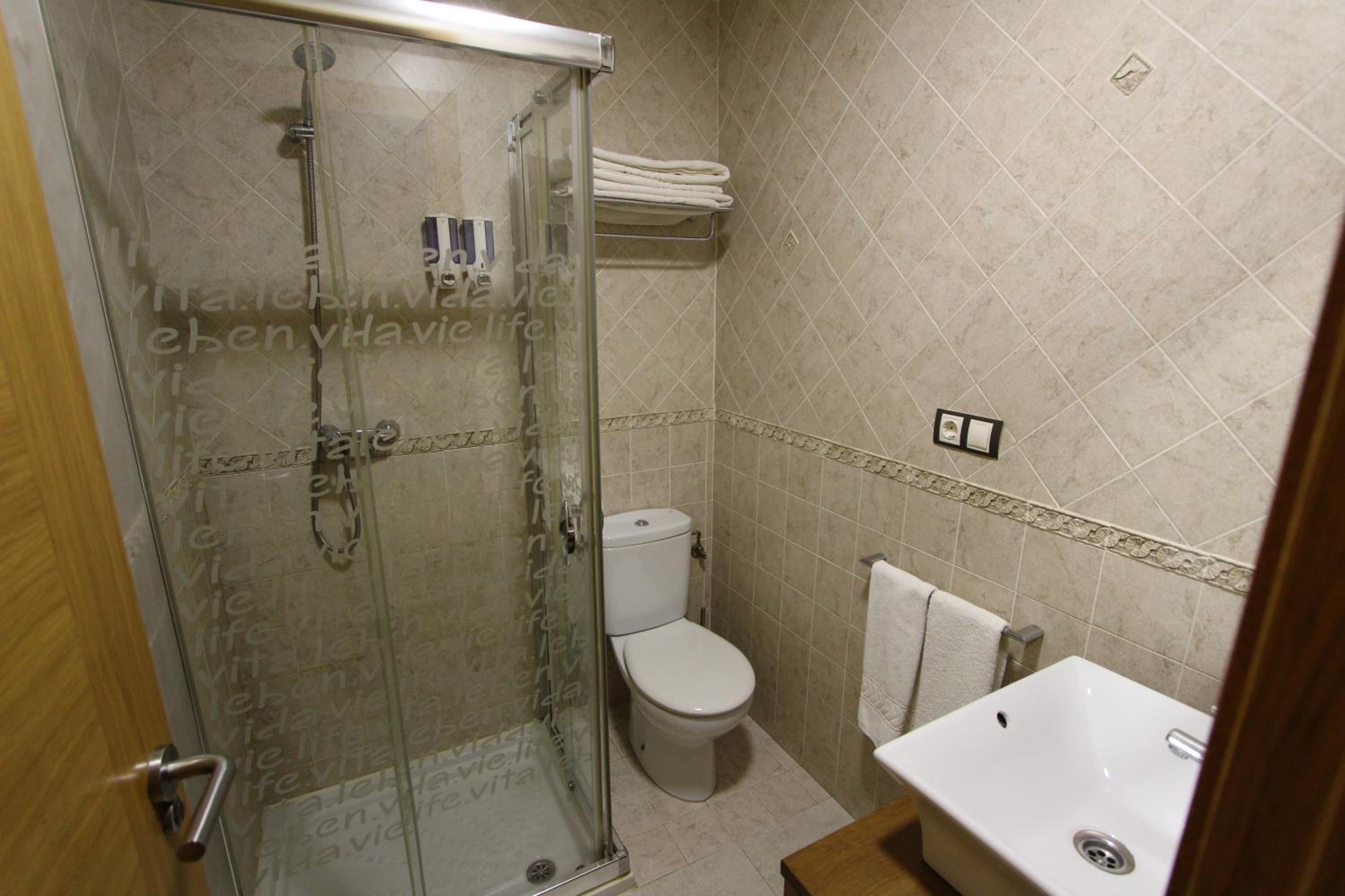Standard Double Room - Photo 2