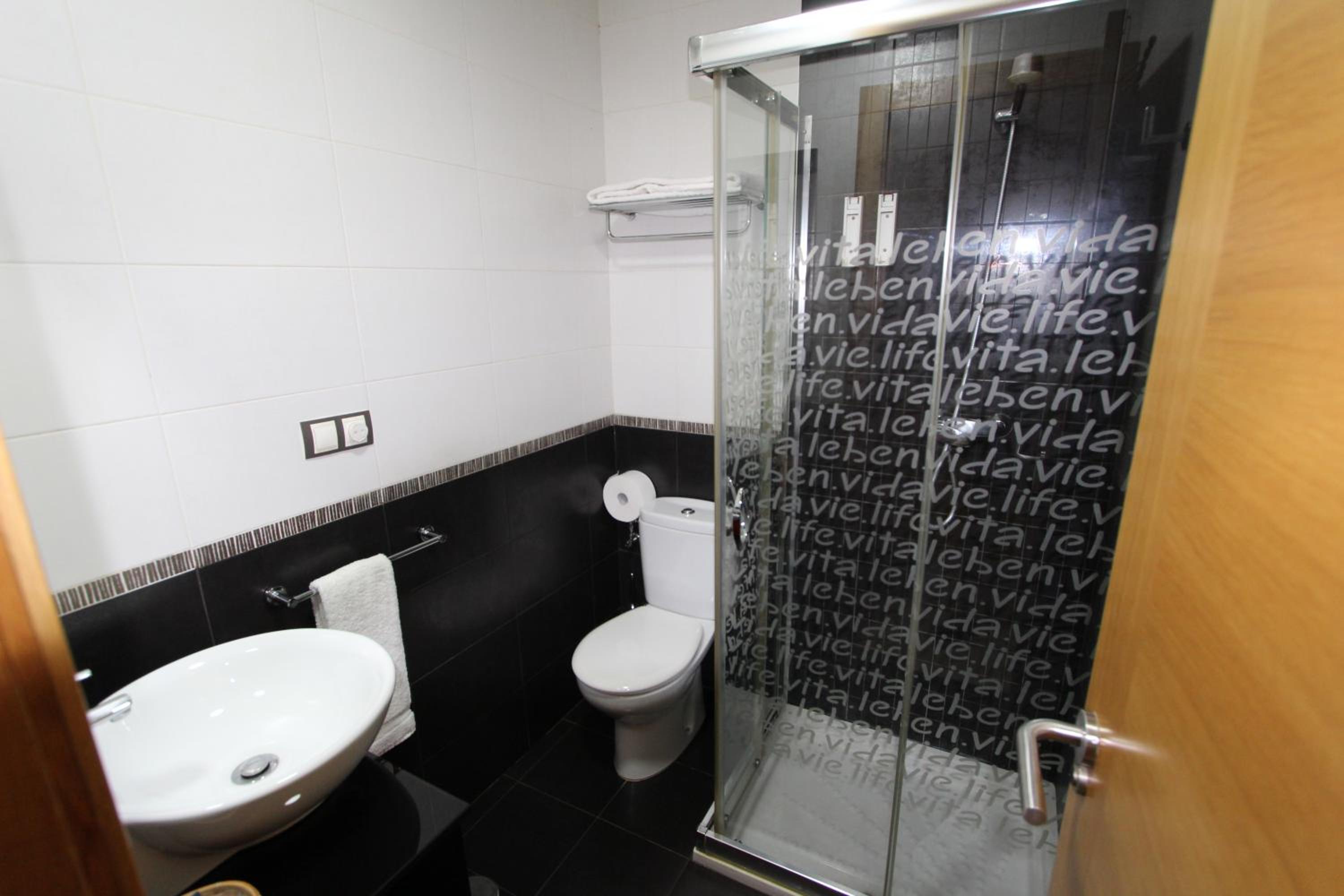 Budget Double Room - Photo 4