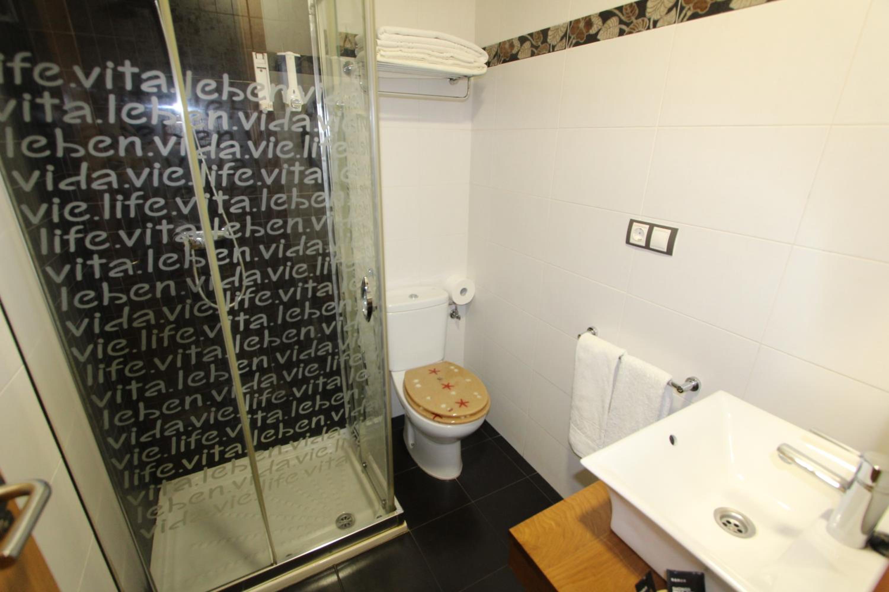 Large Double Room - Photo 3