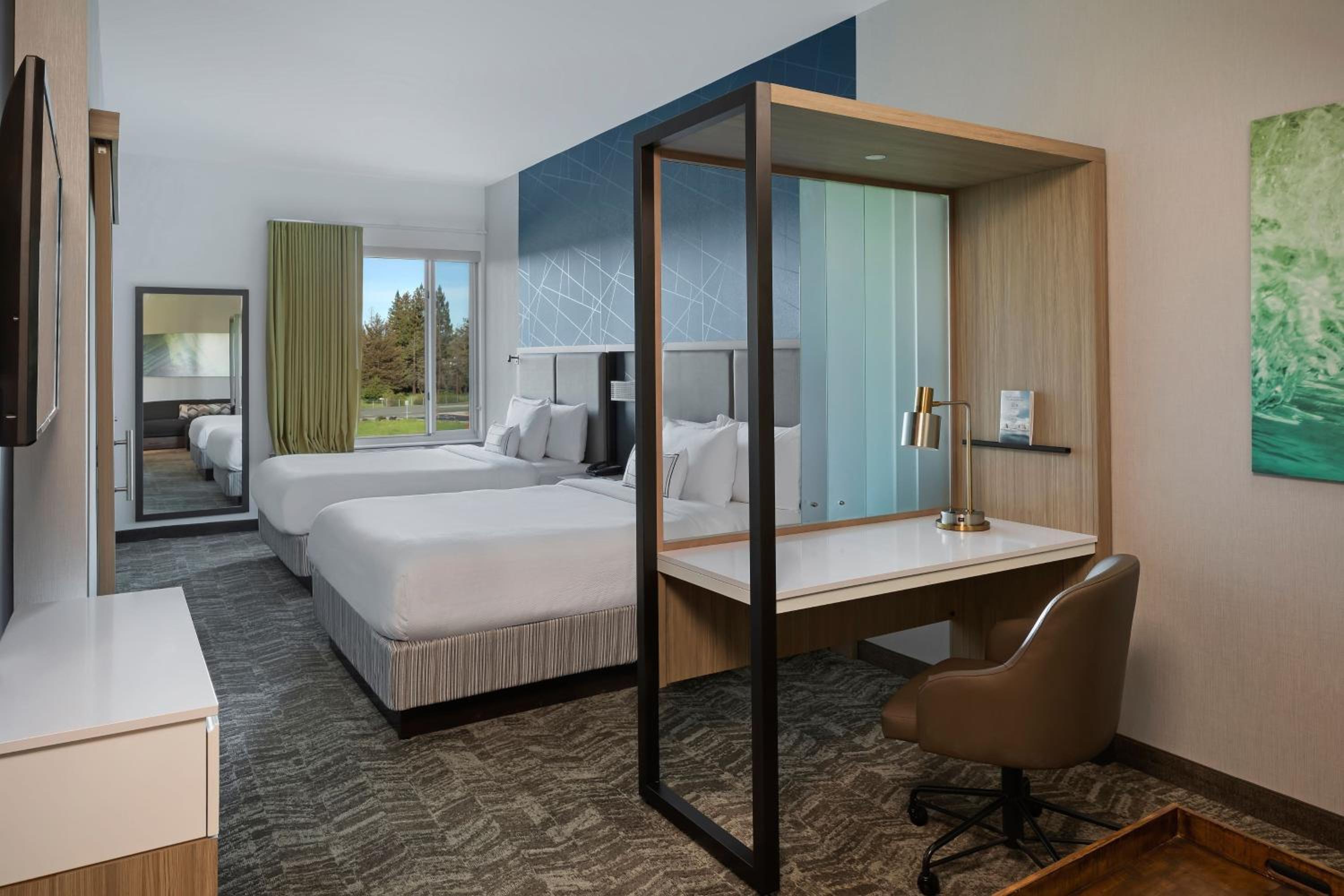 Queen Suite with Two Queen Beds and Sofa Bed - Photo 5