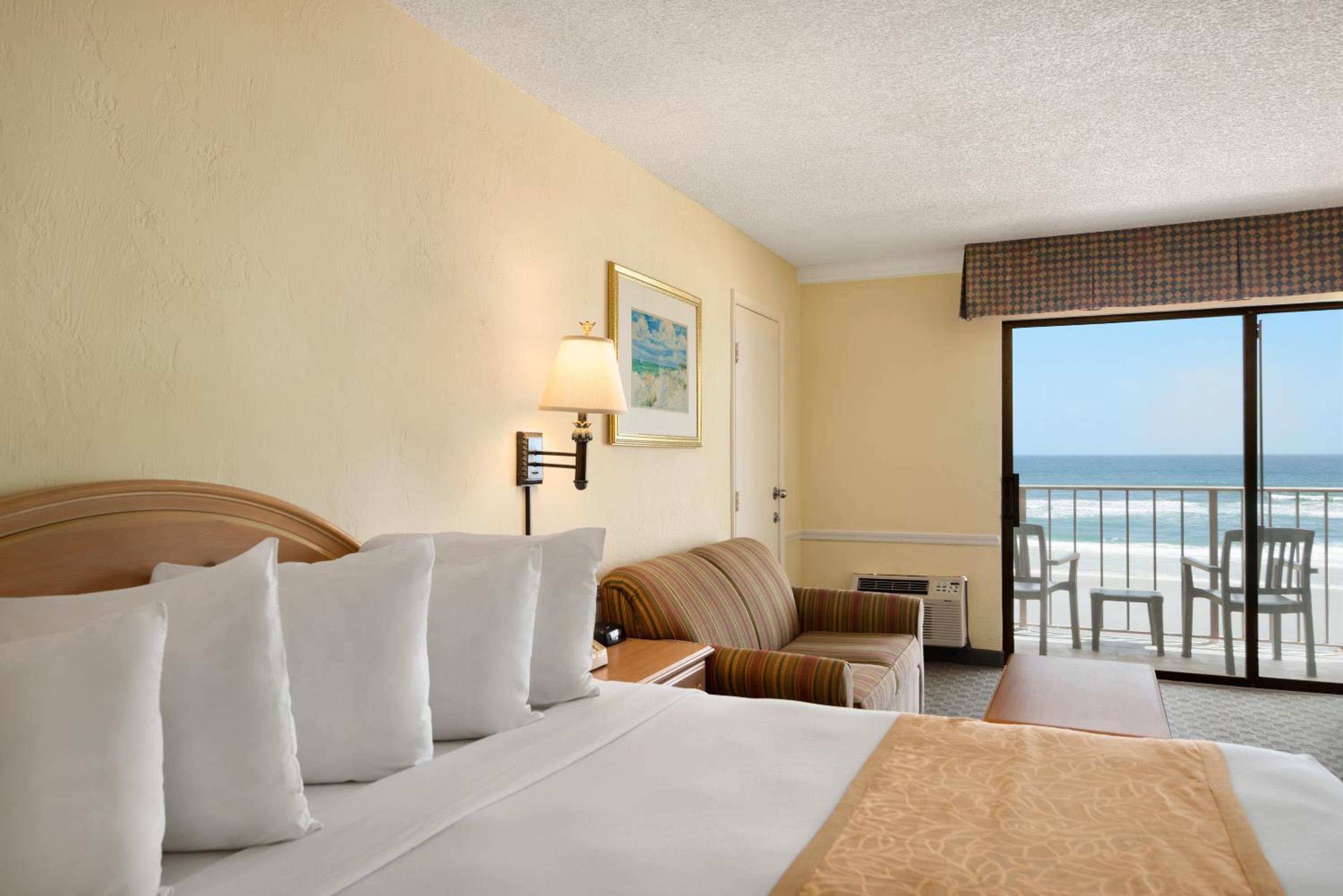 Efficiency King Room with Oceanfront - Non-Smoking - Photo 2