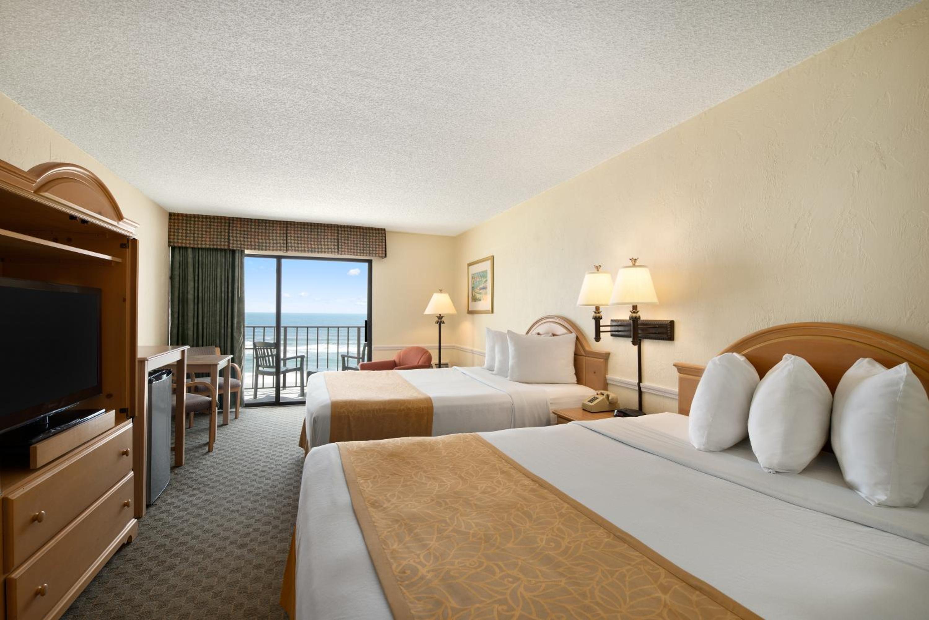 Queen Room with Queen Beds - Oceanfront/Non-Smoking - Photo 5