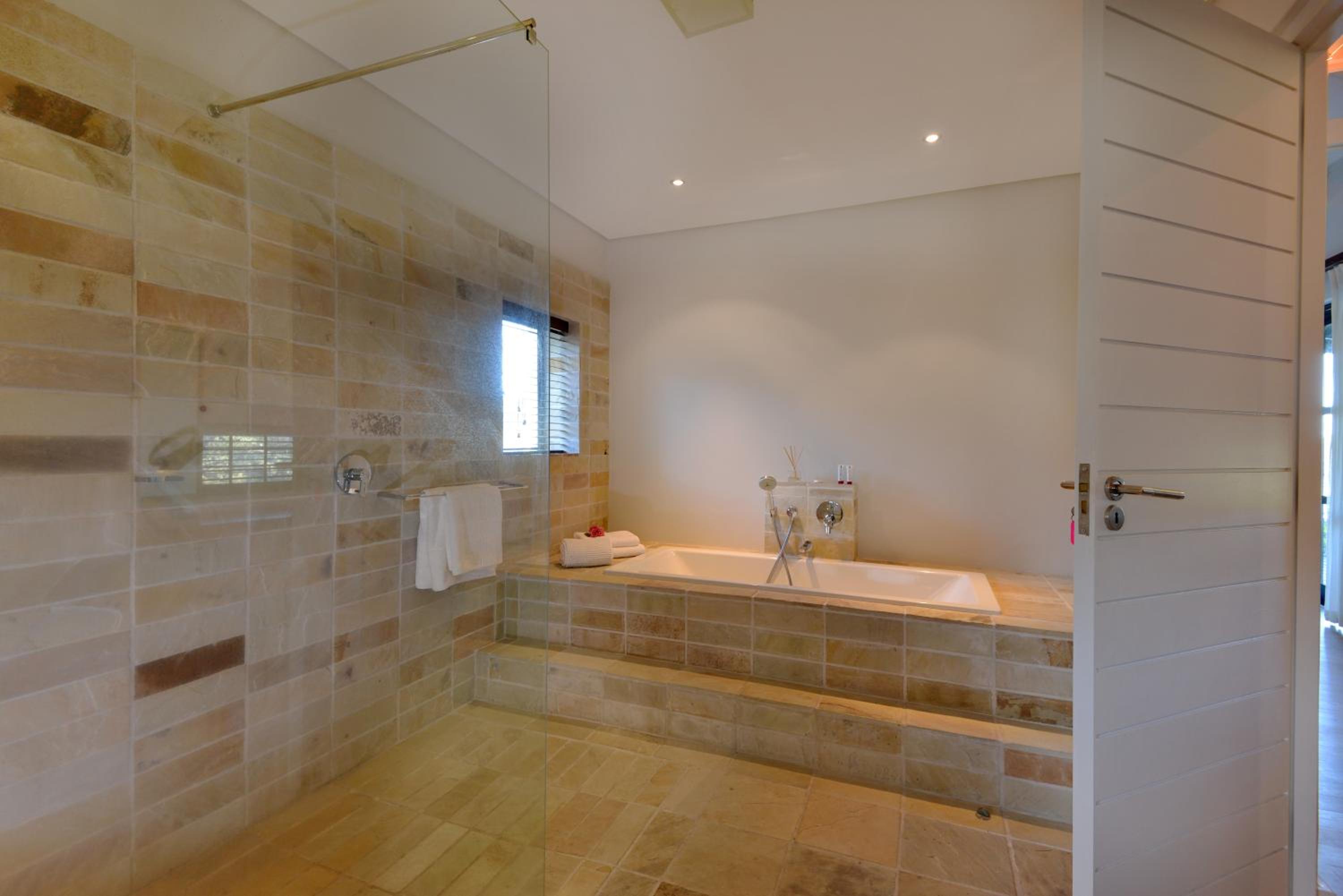Suite - Photo 3