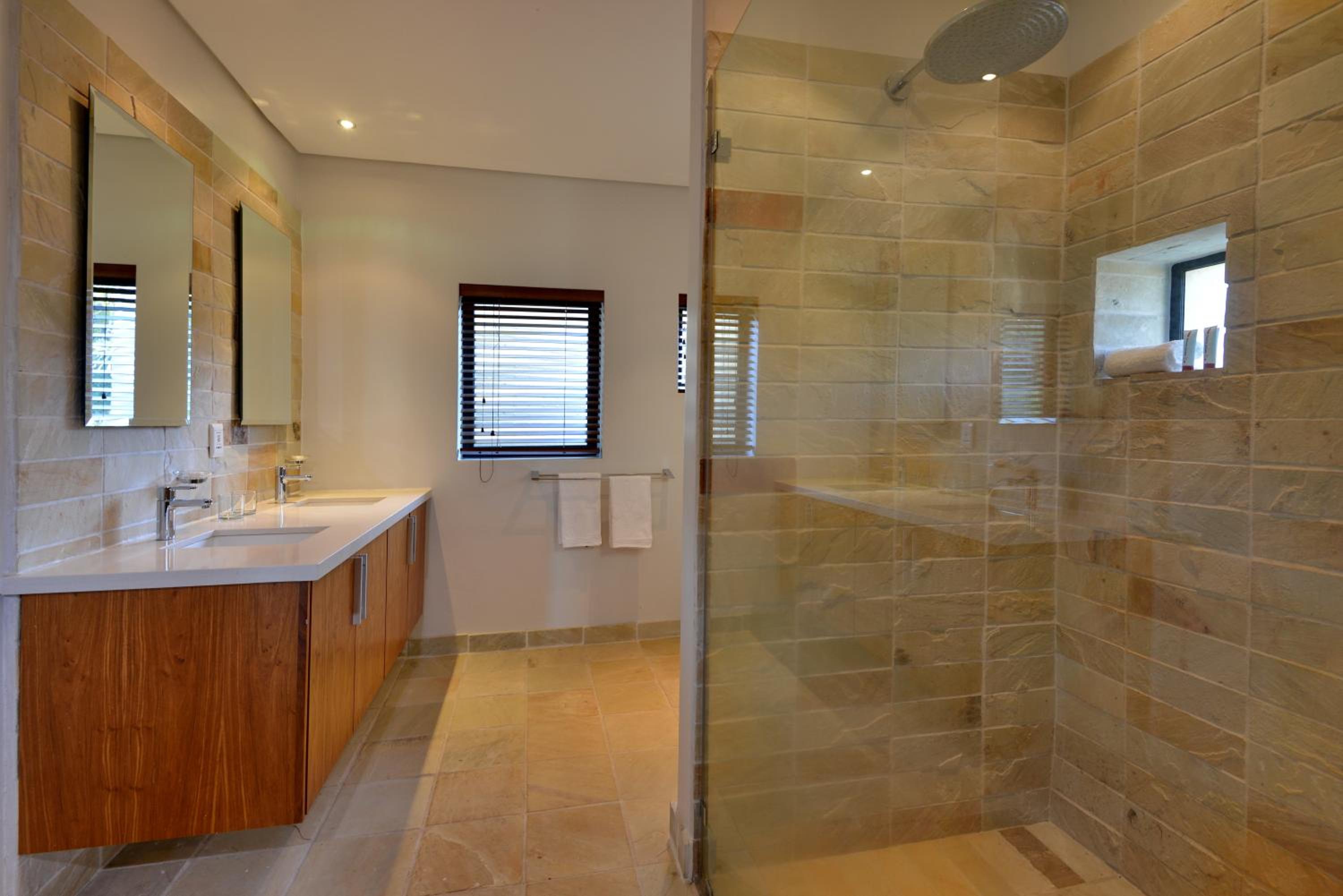 Suite - Photo 9