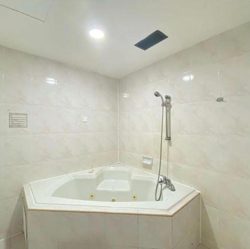 Executive Suite - Photo 16