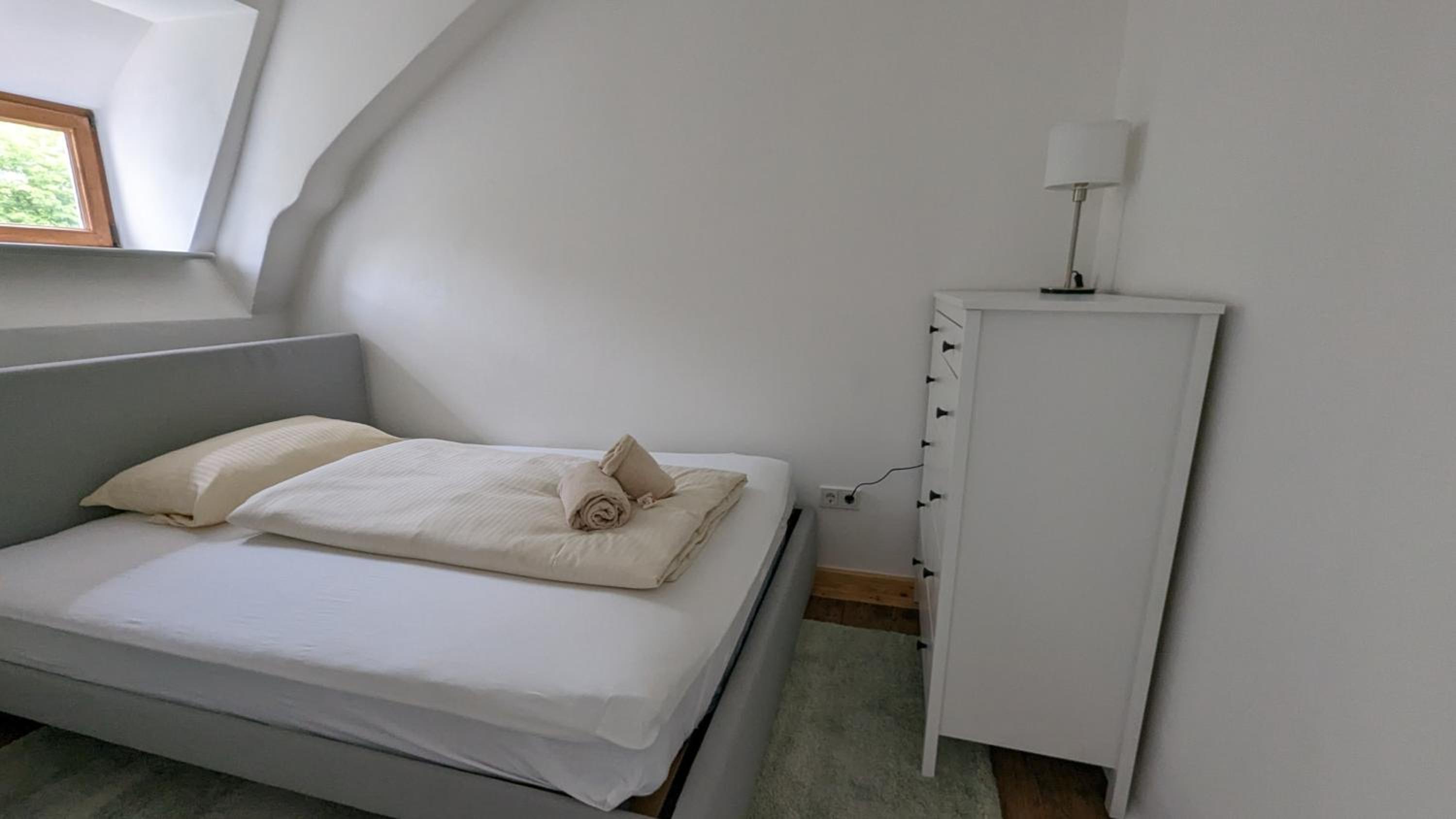 One-Bedroom Apartment photo 1