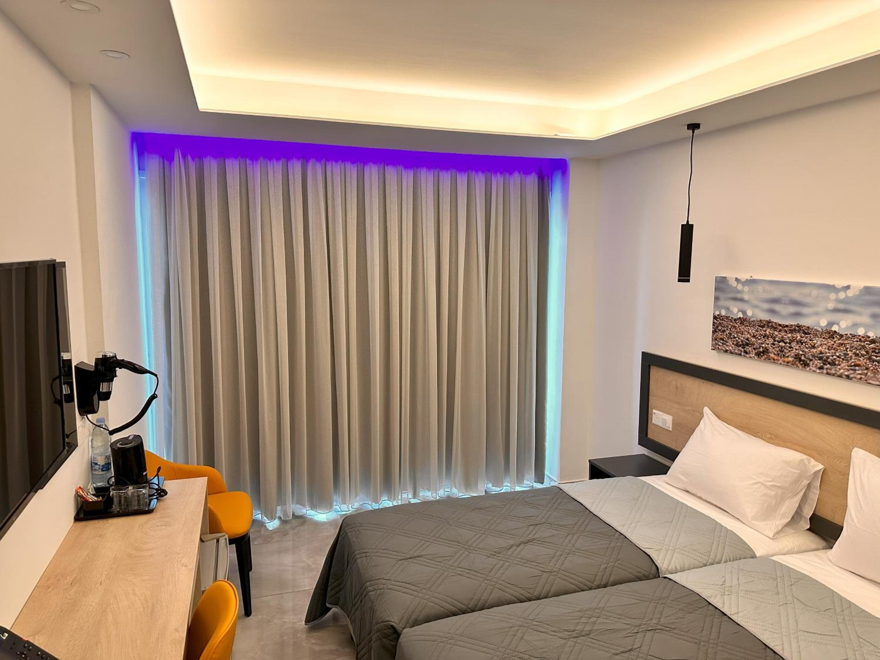 Double or Twin Room with Mountain View - Photo 1