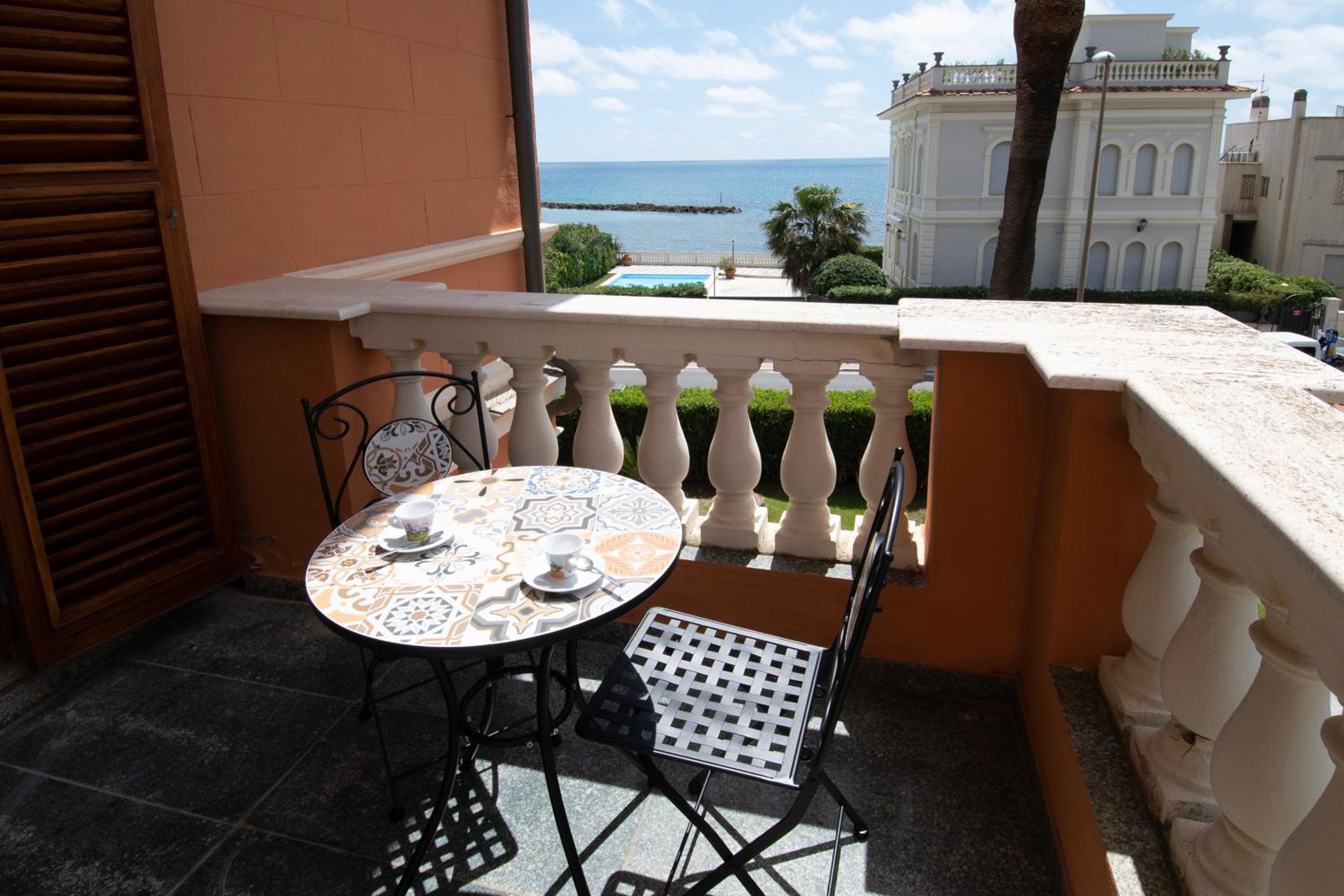 Deluxe Double Room with Balcony and Sea View - Photo 6