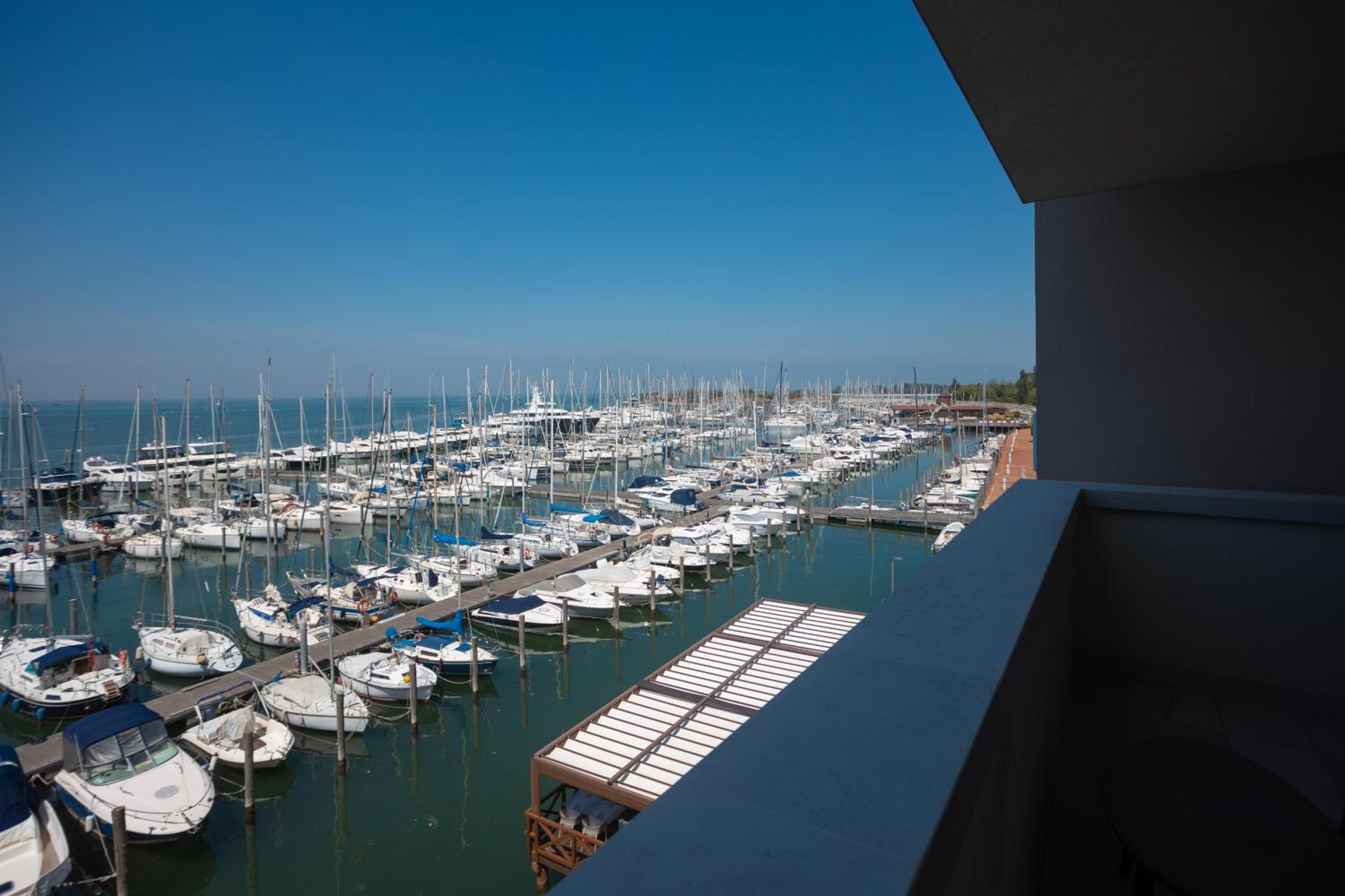 Suite with Terrace and Lagoon View - Beach Access photo 3