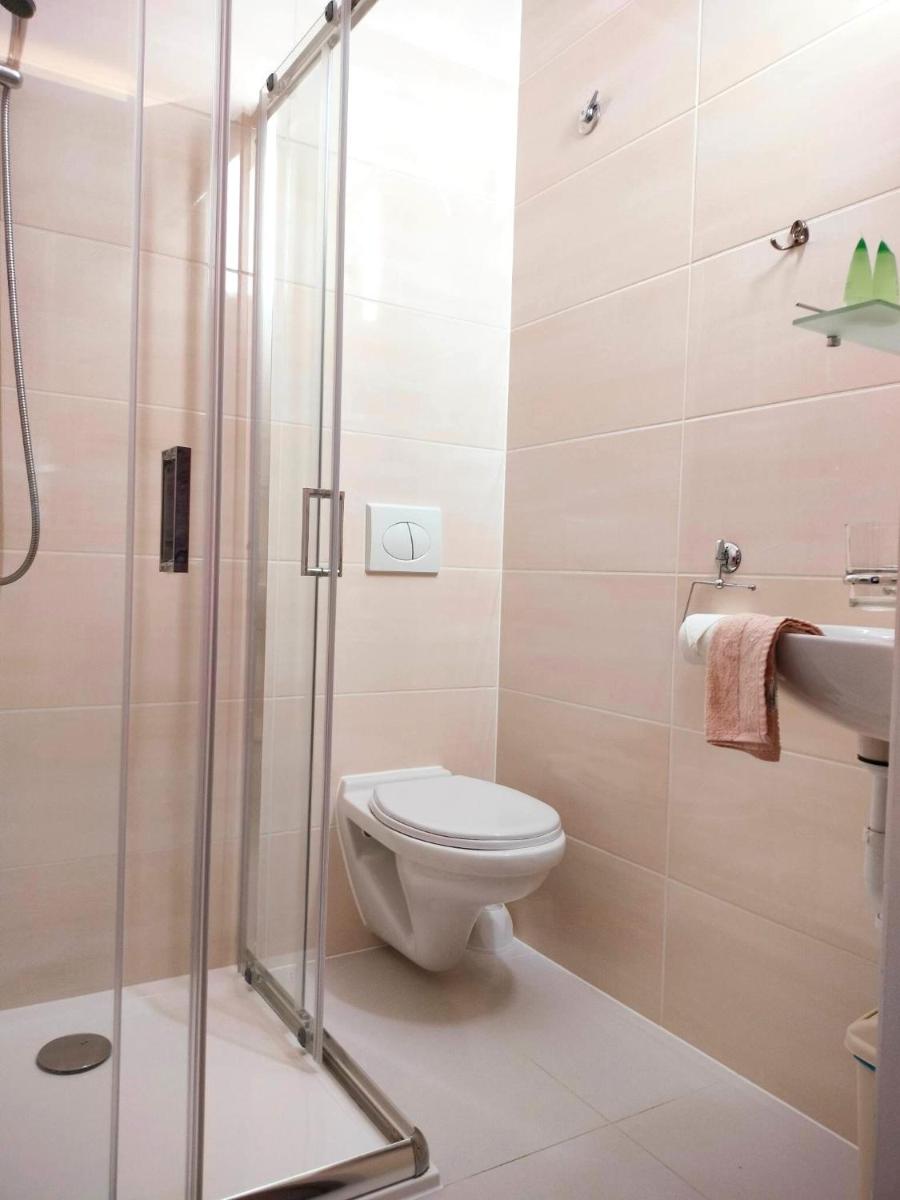 Single Room with Bathroom photo 2