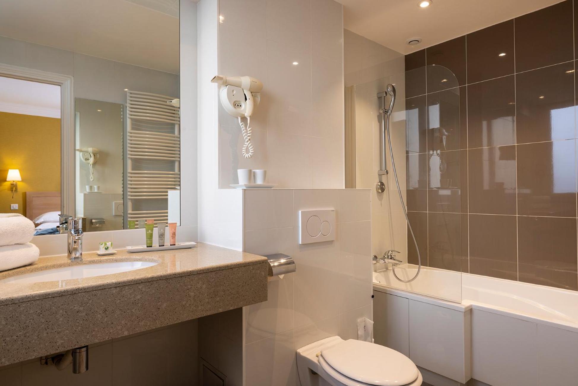 Superior Double Room with Terrace and Eiffel Tower View thumbnail 5