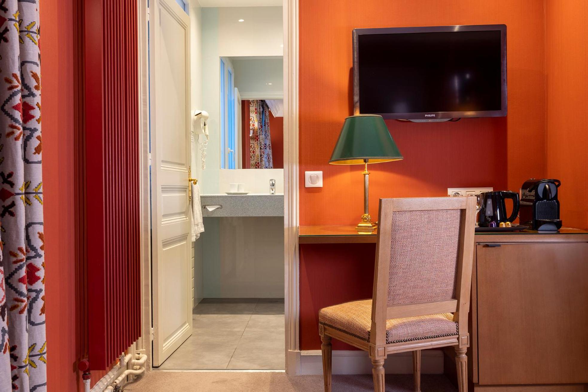 Superior Double Room with Terrace and Eiffel Tower View thumbnail 6