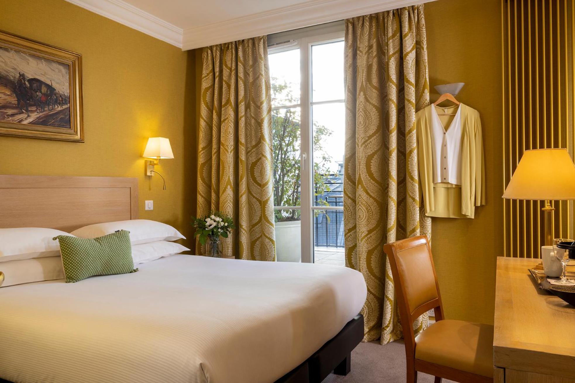 Superior Double Room with Terrace and Eiffel Tower View thumbnail 5