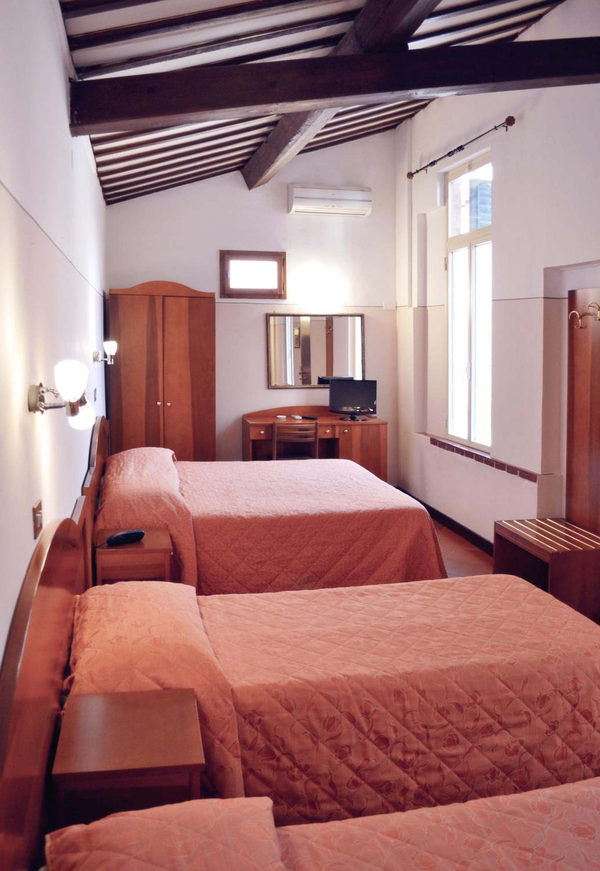 Economy Quadruple Room photo 2
