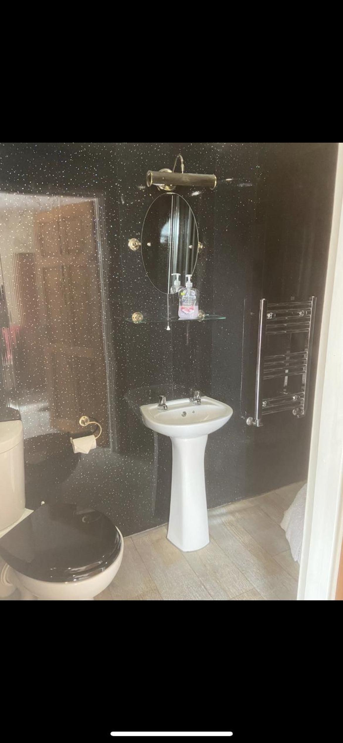 Double Room with Private Bathroom - Photo 2