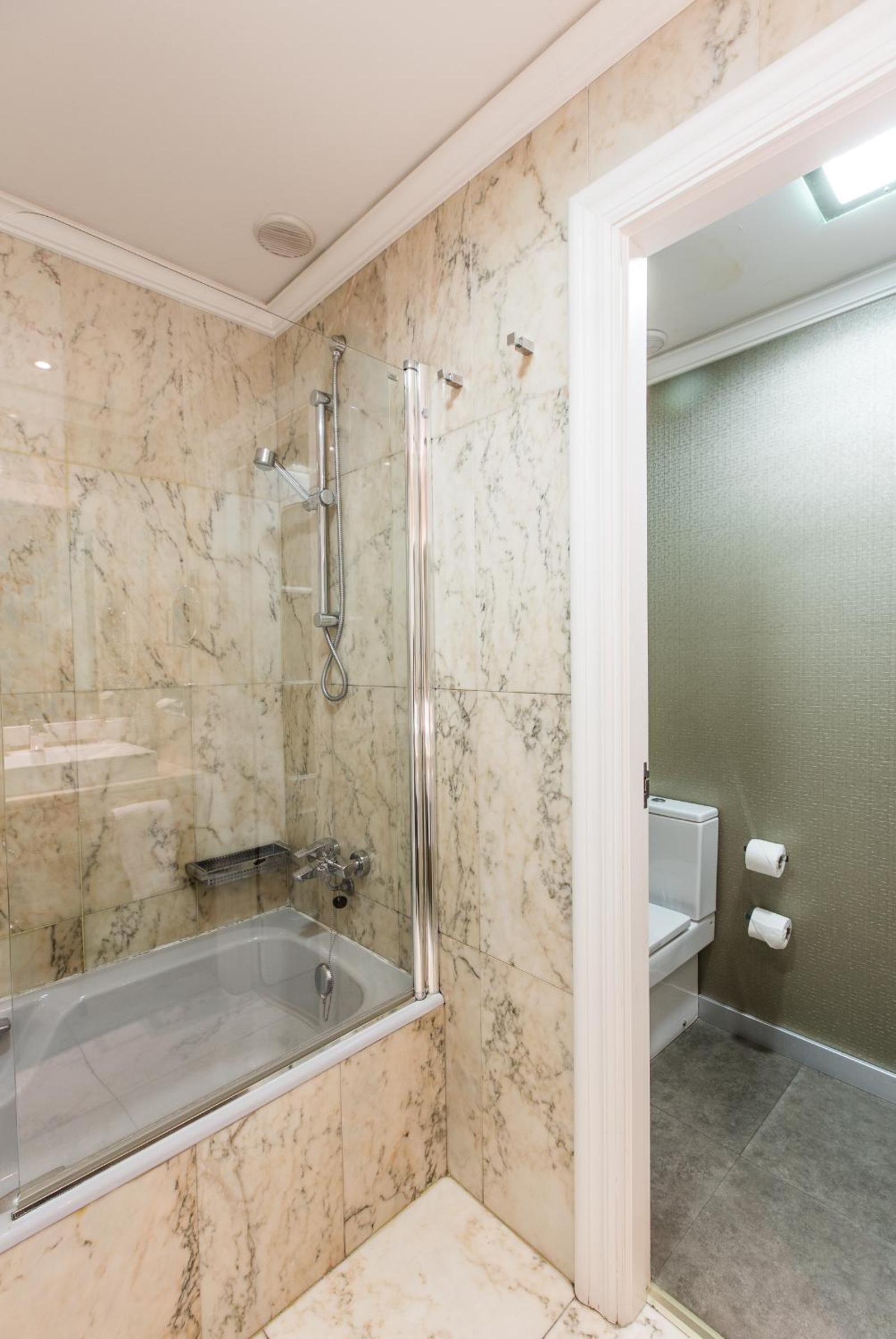 Double or Twin Room - Photo 4