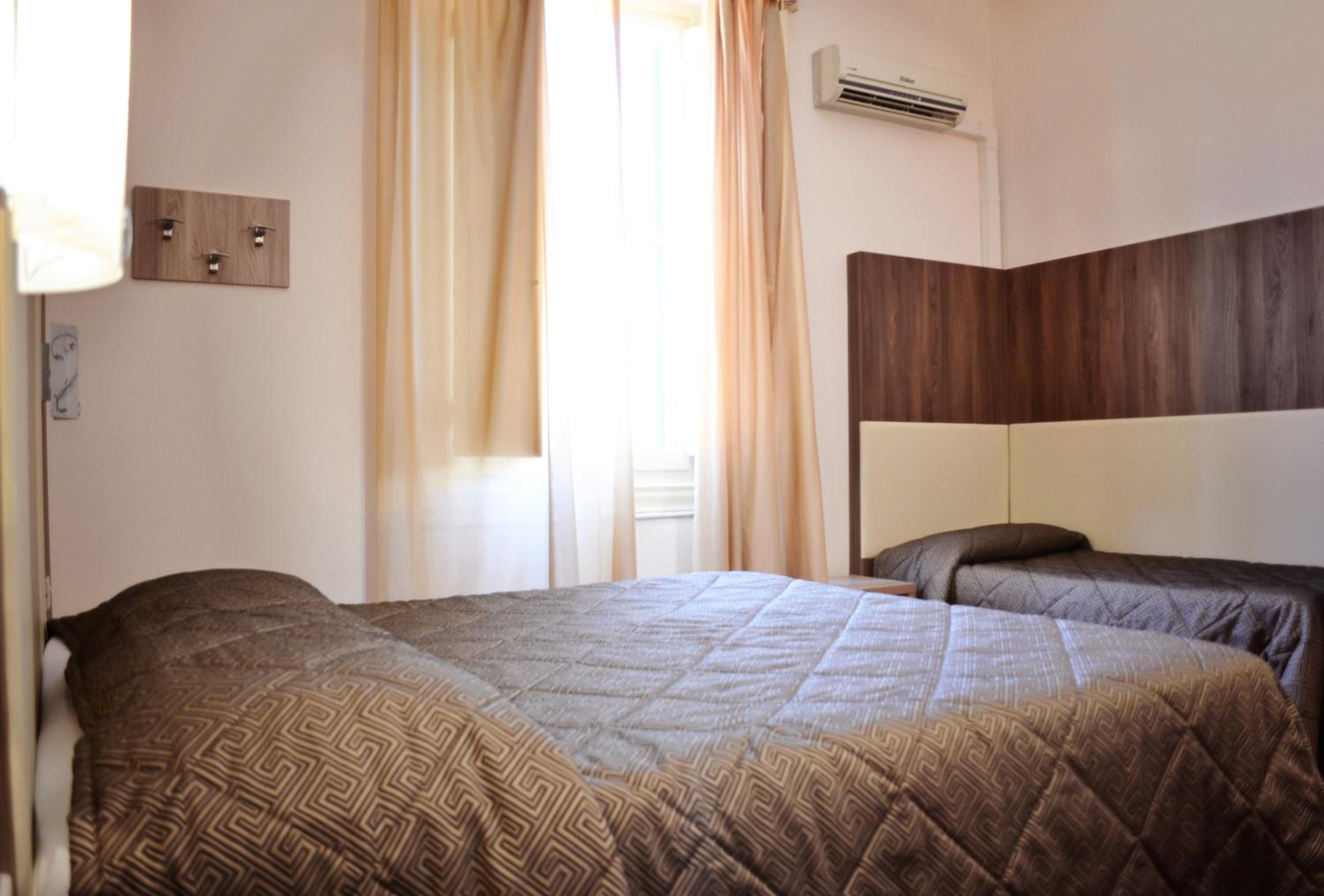 Economy Triple Room photo 3