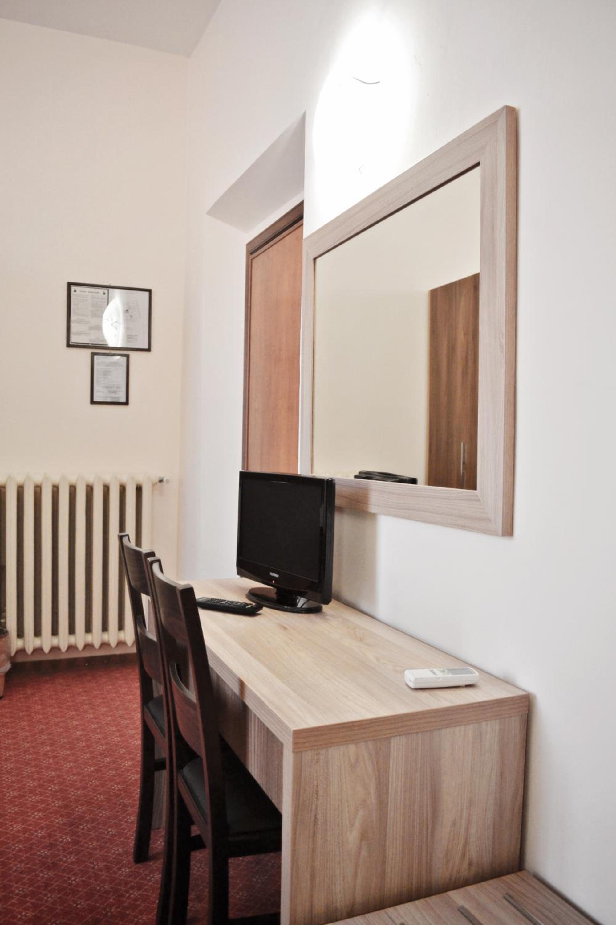 Economy Triple Room photo 2