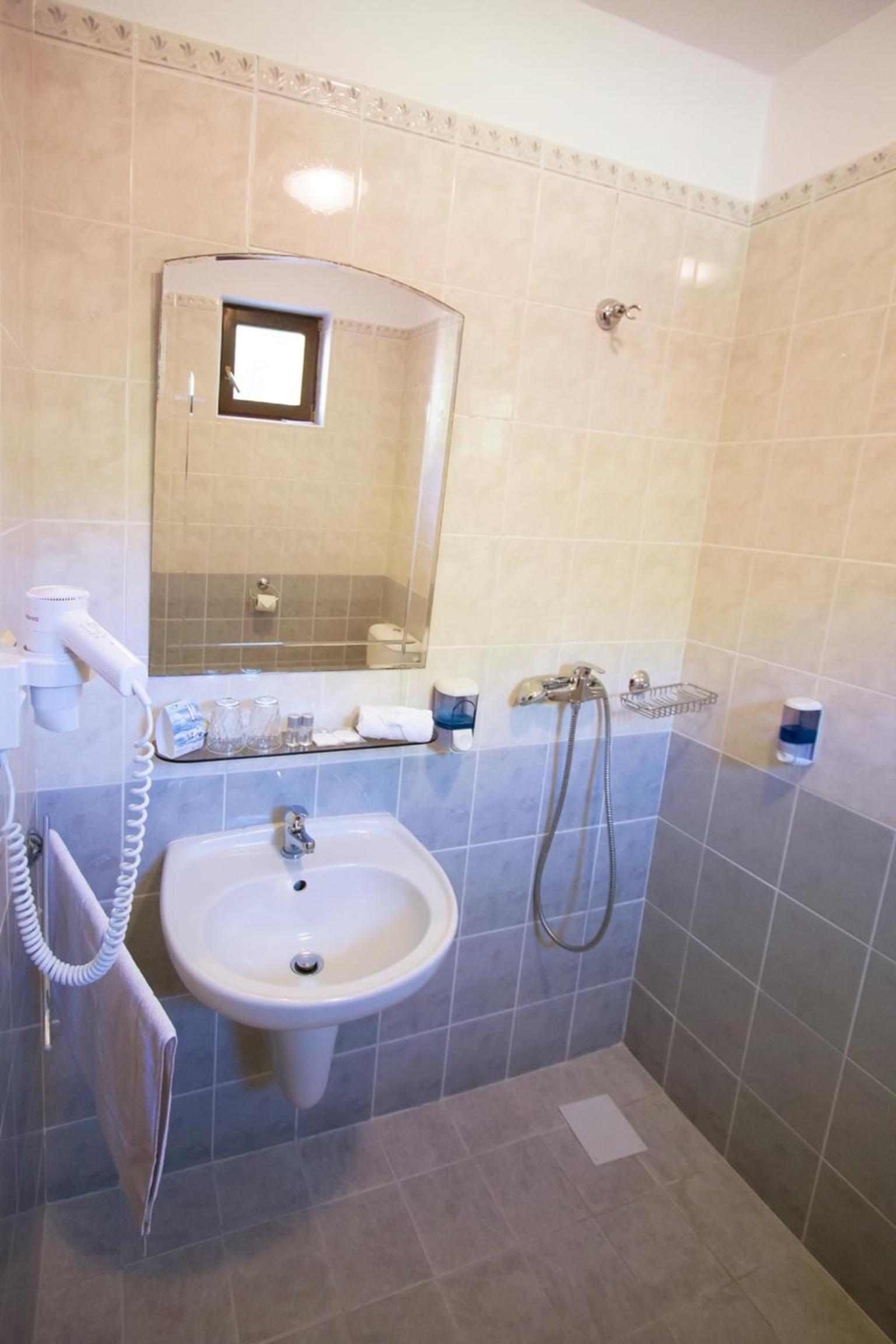 Twin Room - Disability Access - Photo 2