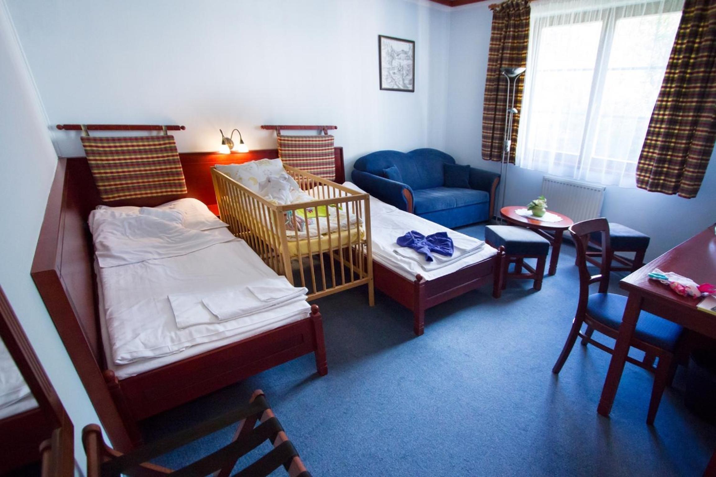 Twin Room with Extra Bed - Photo 1