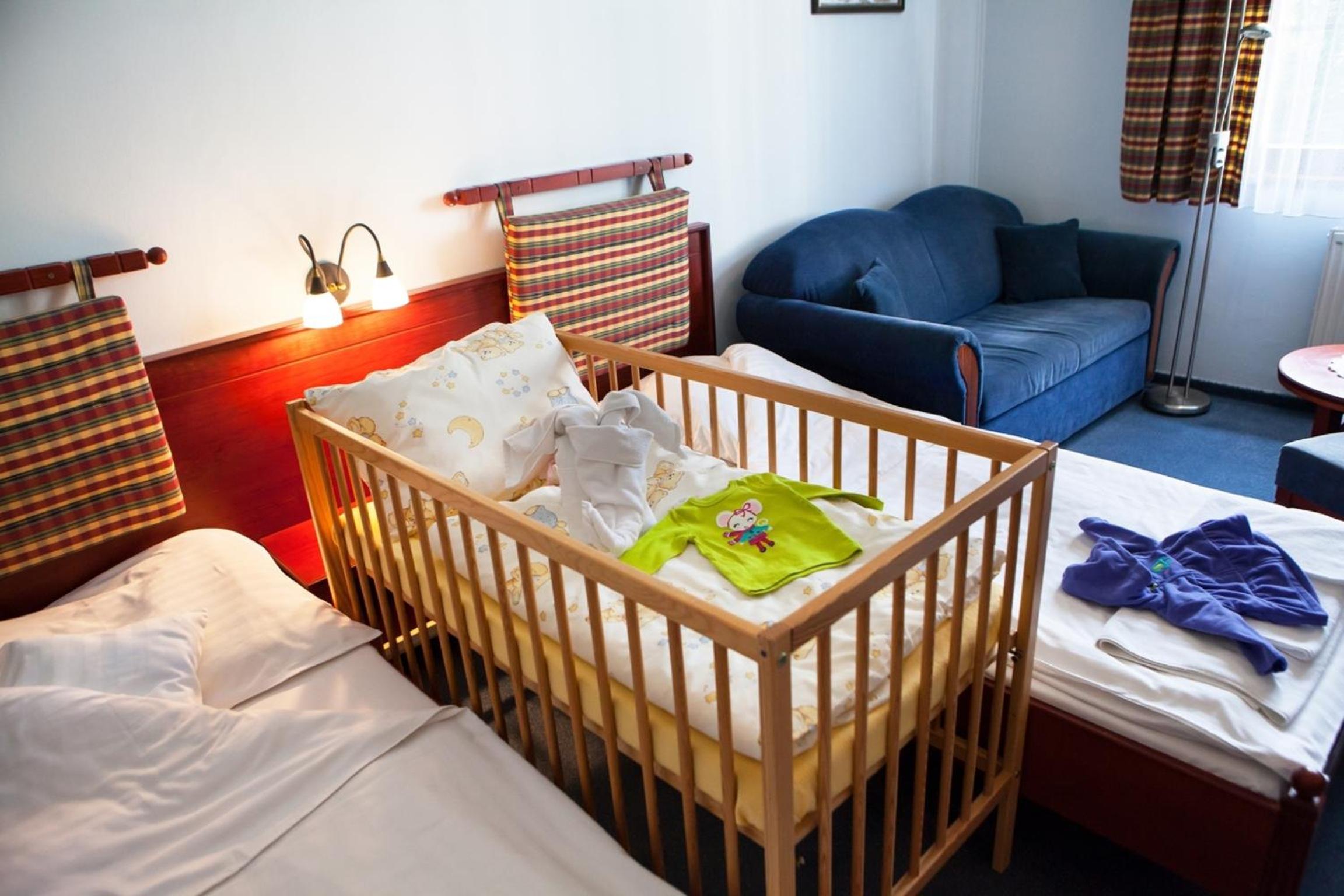 Twin Room with Extra Bed - Photo 3
