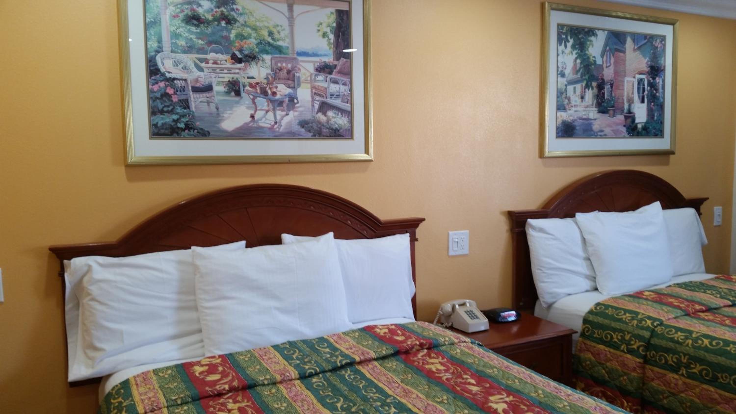 Deluxe Queen Room with Two Double Beds photo 3