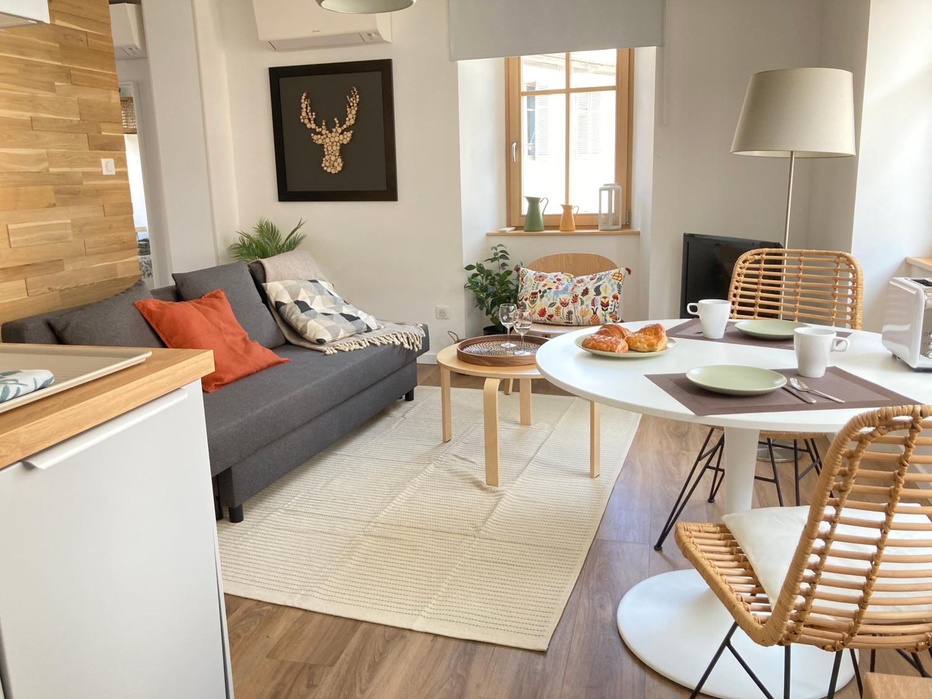 One-Bedroom Apartment photo 1
