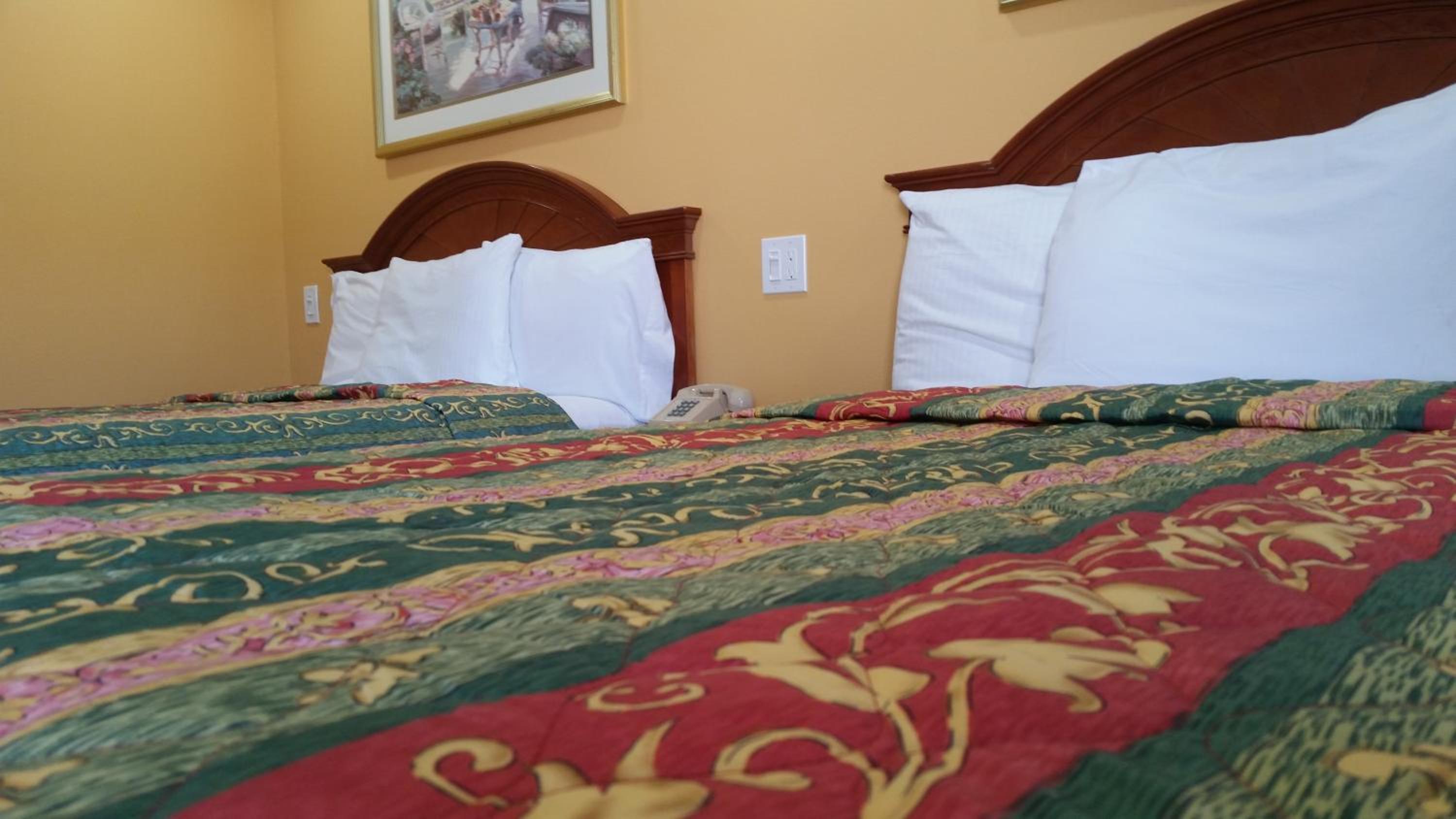 Deluxe Queen Room with Two Double Beds photo 1
