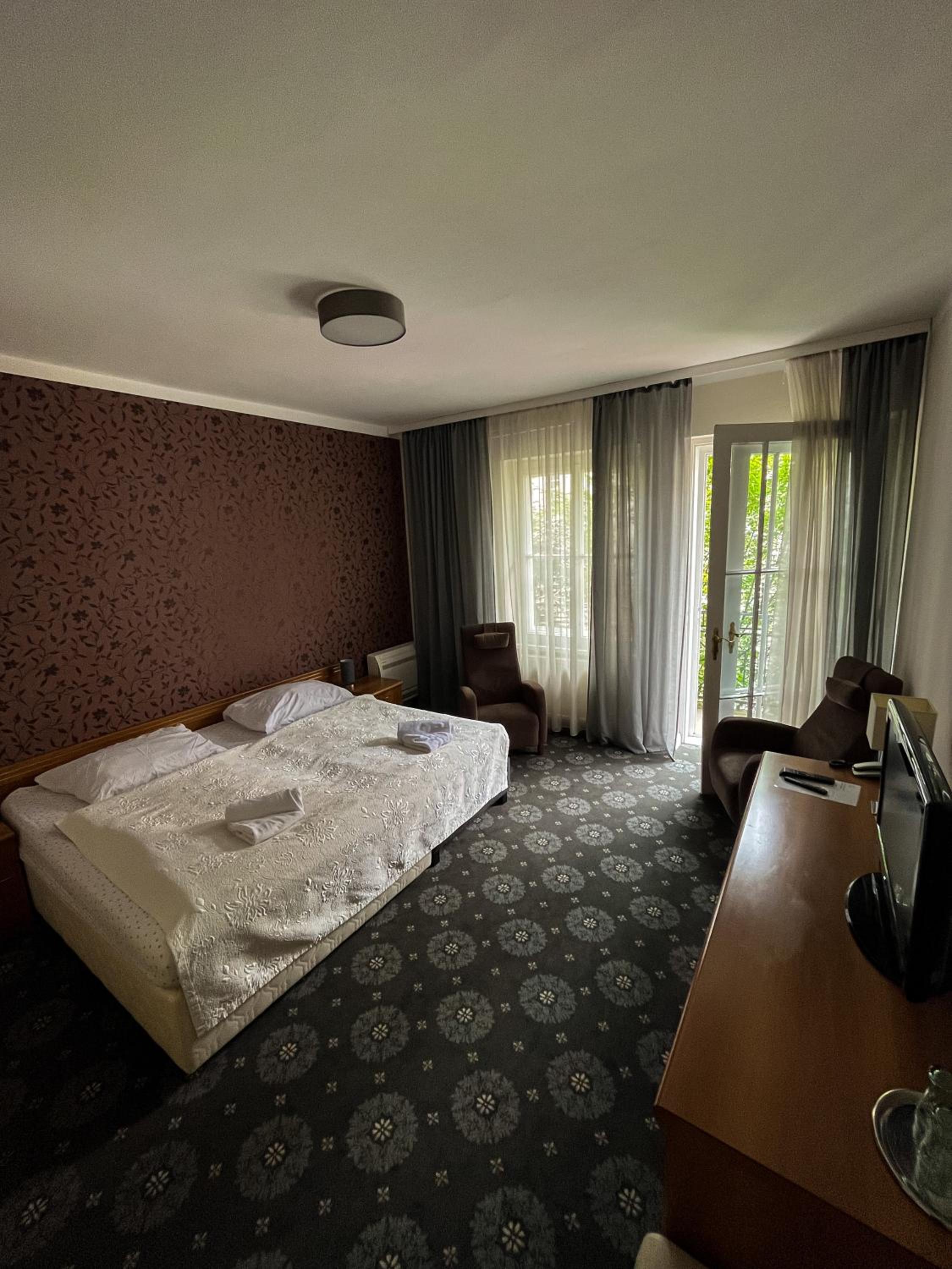 Double or Twin Room with Shower photo 2