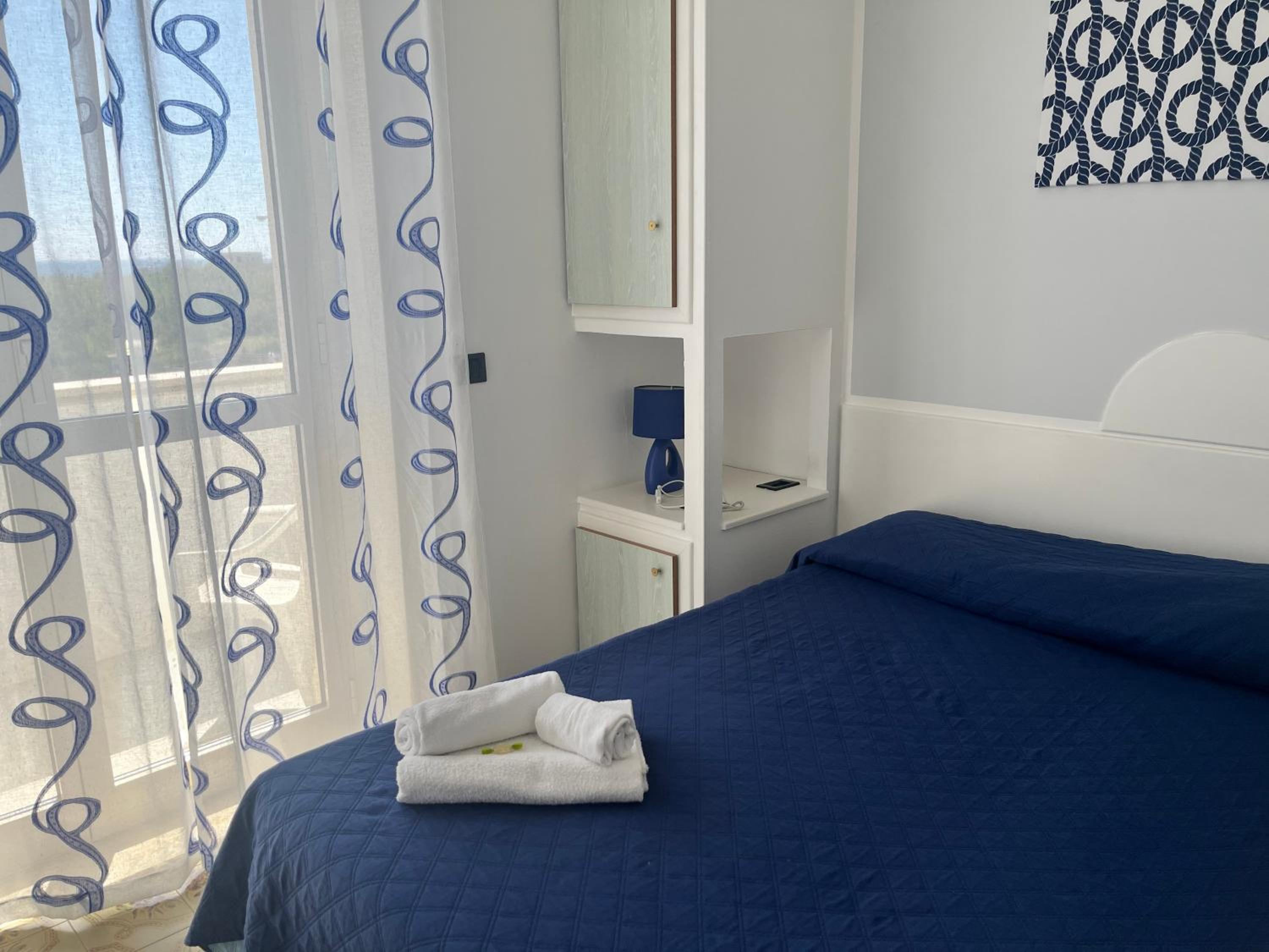 Double Room with Balcony and Sea View - Photo 5