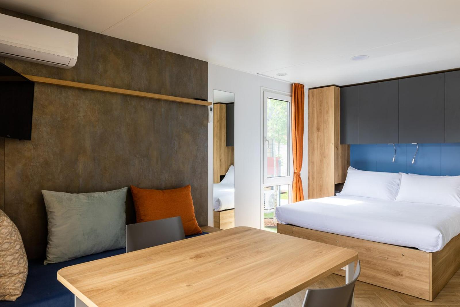 Apartment with Lake View