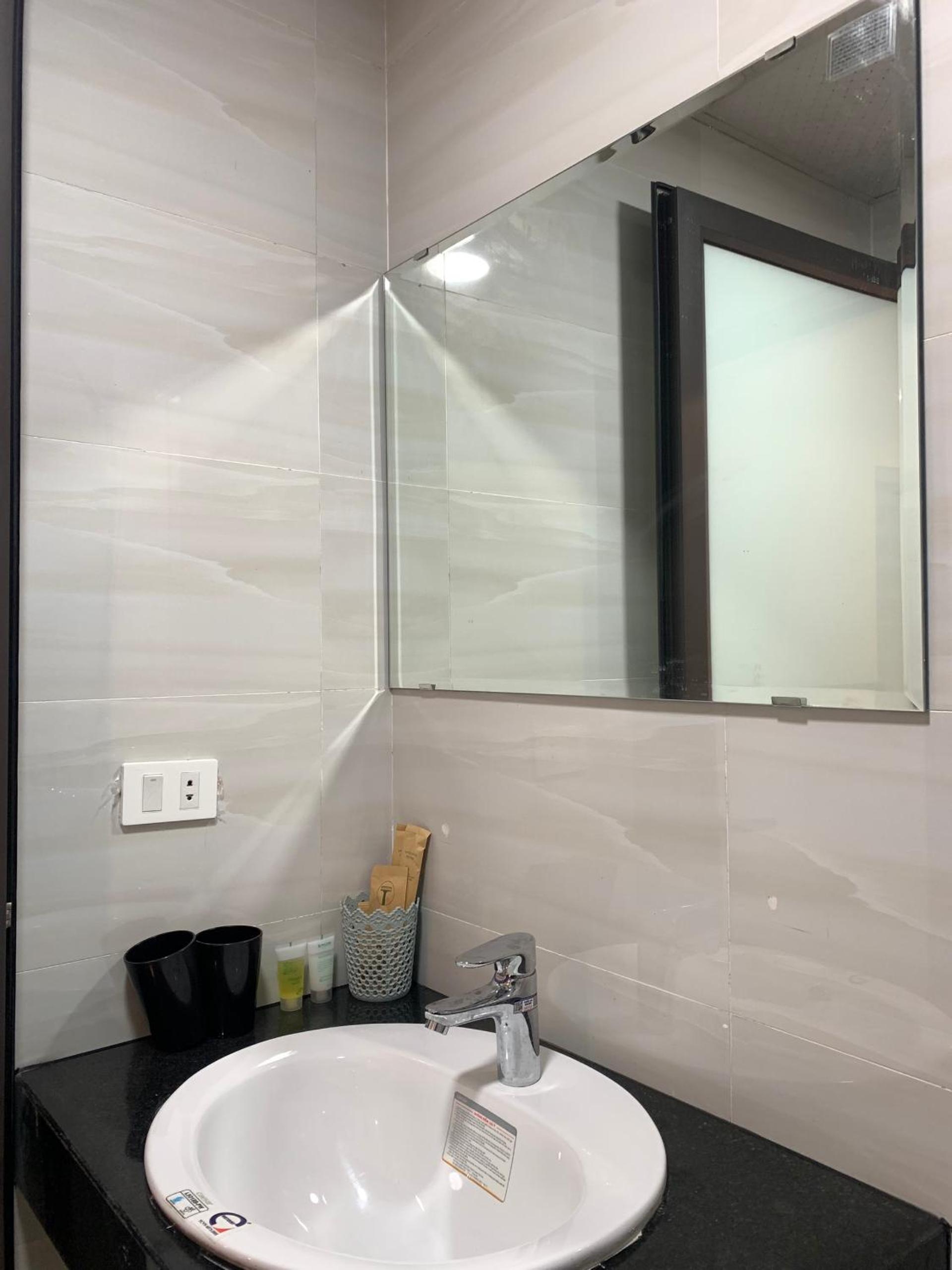 Standard Queen Room - Photo 8