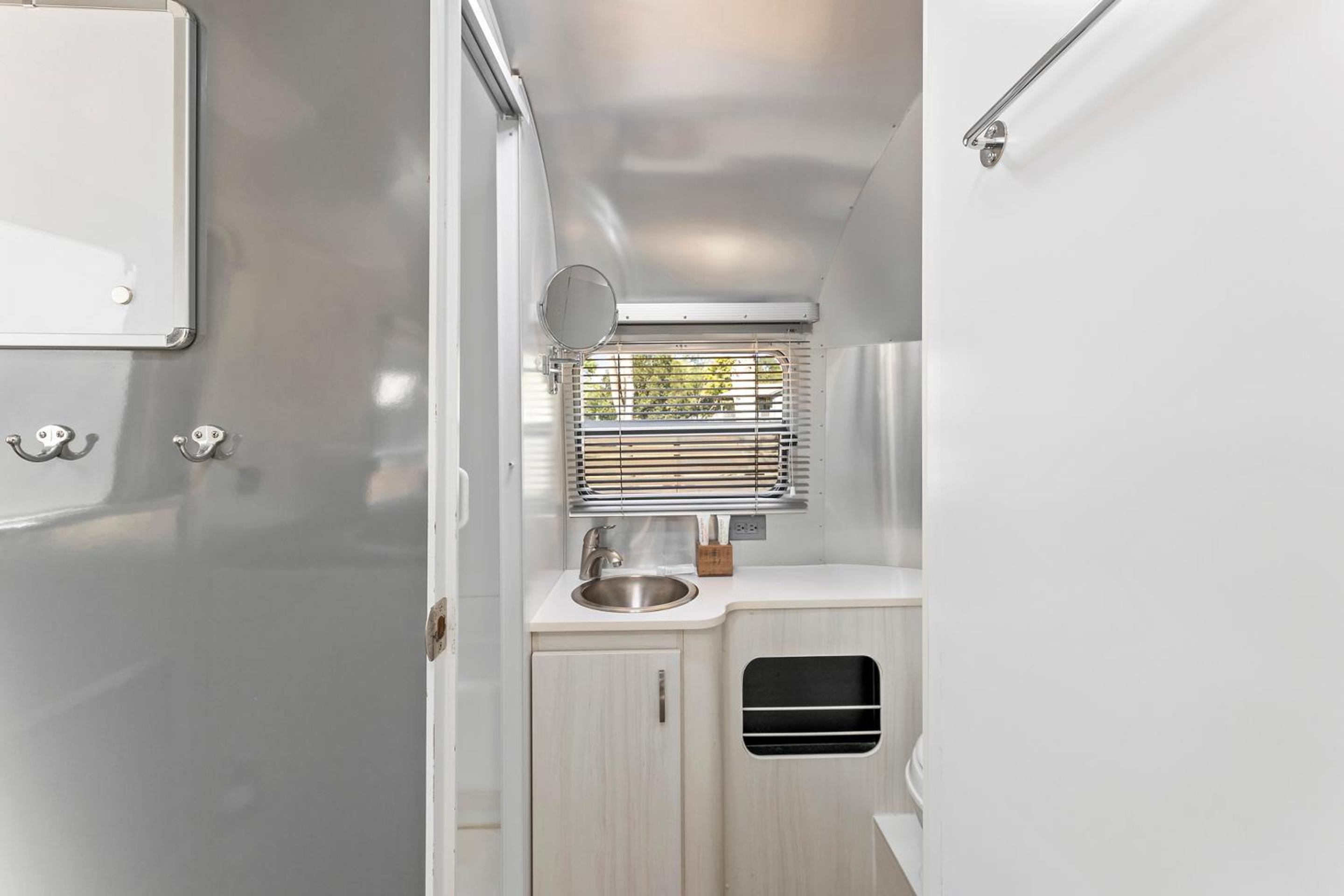 Airstream Bambi Full Bed photo 3