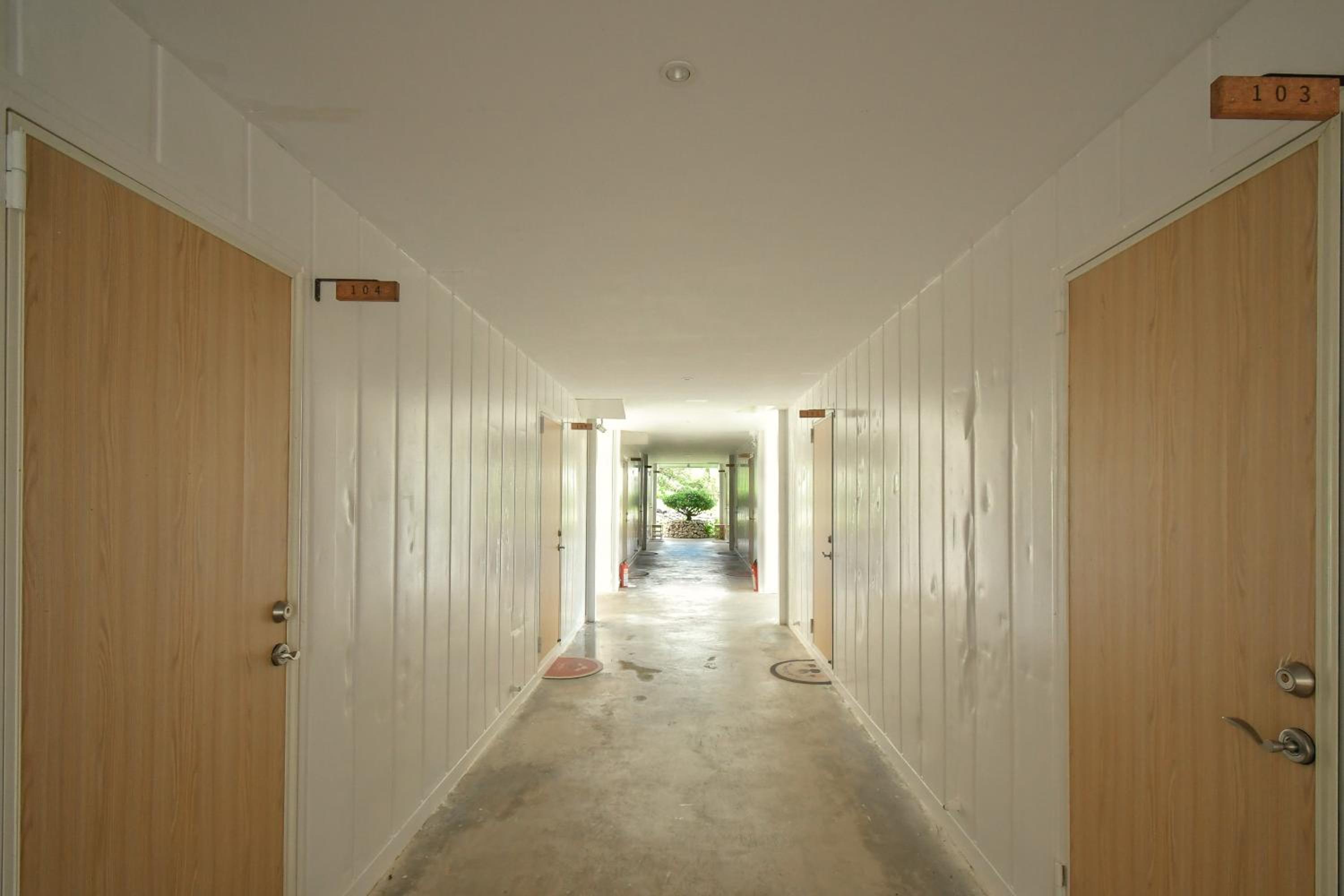 Standard Twin Room with Shared Bathroom - Photo 2