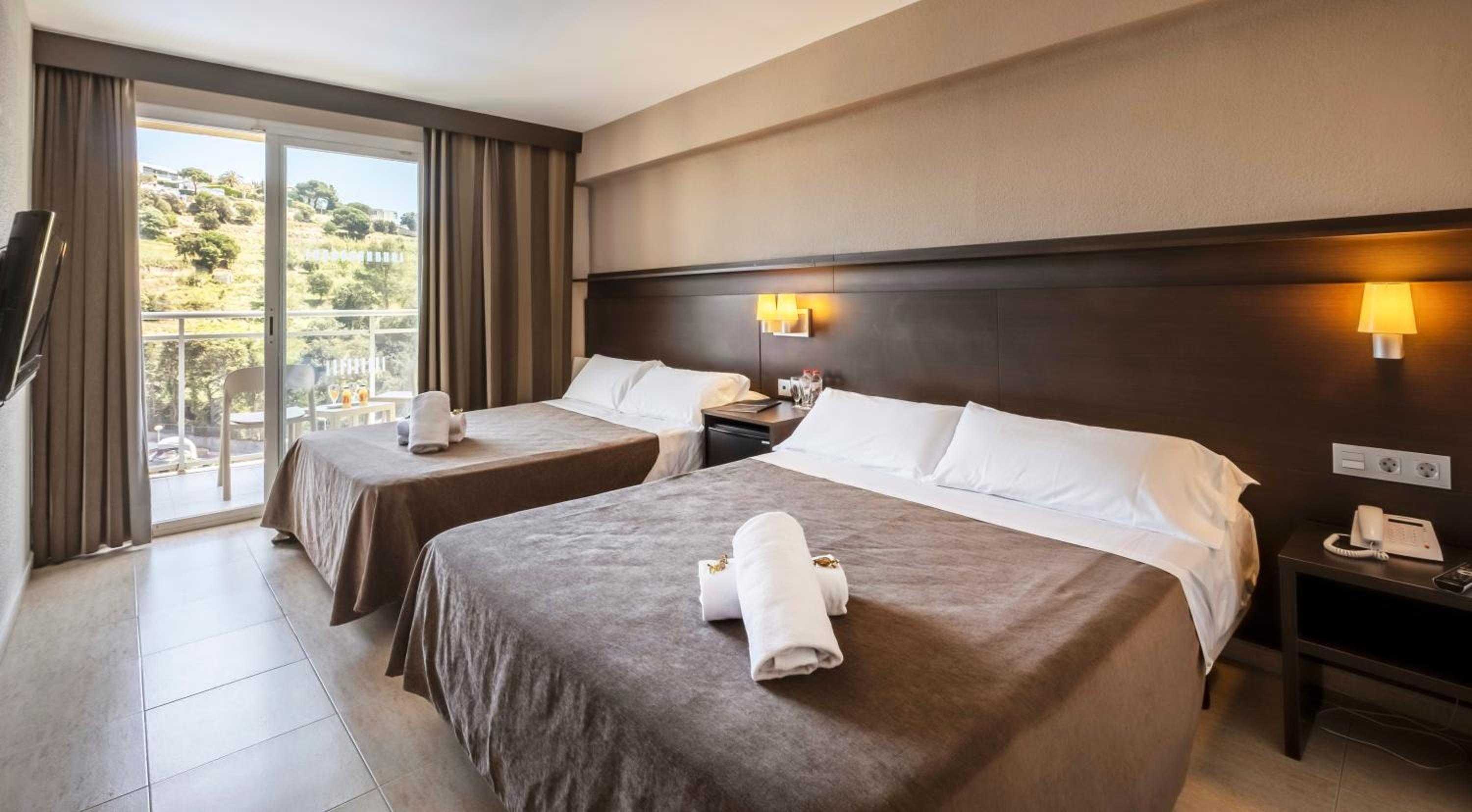 Habitación Doble con Vista a la Piscina (2 adultos + 2 niños)