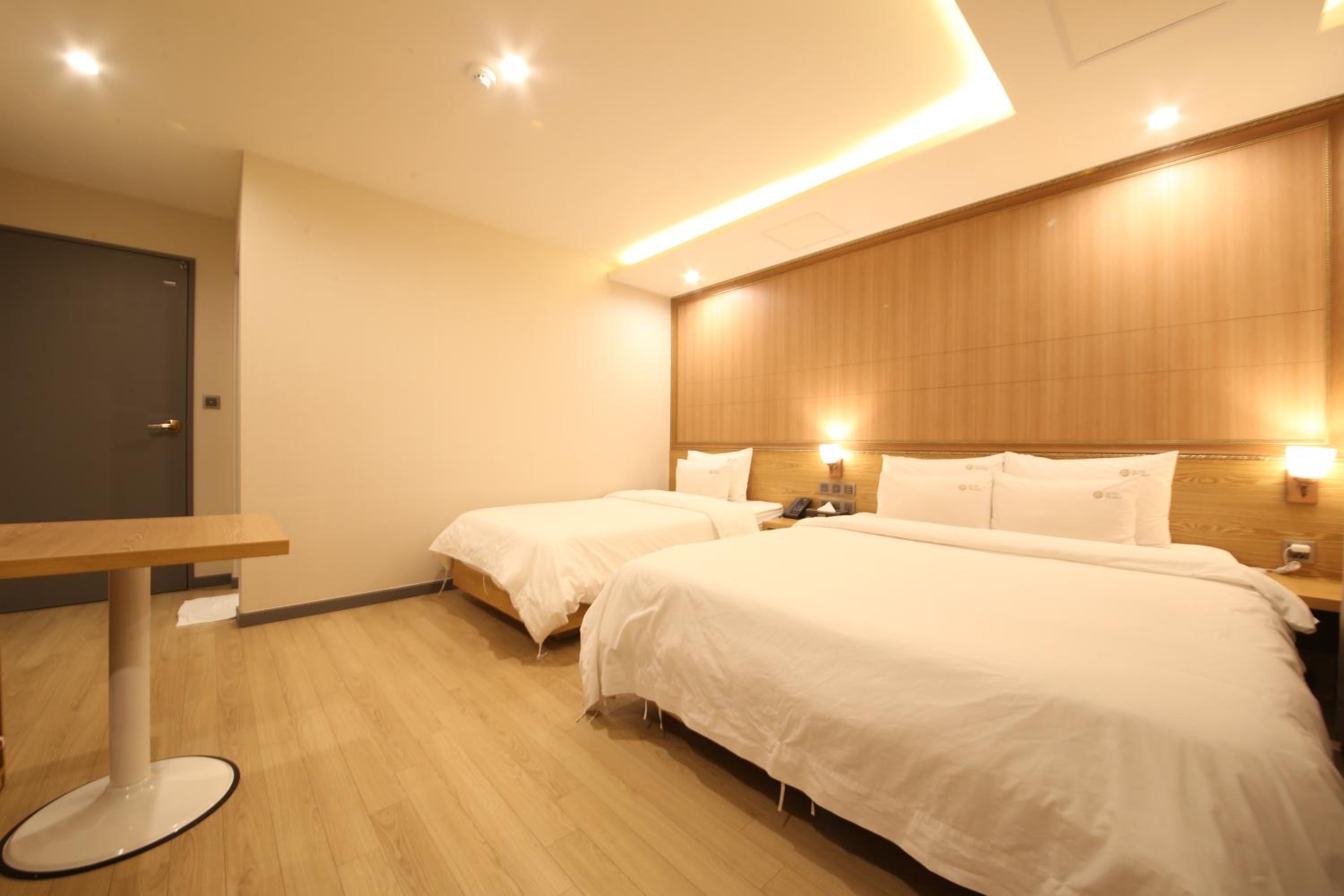 Deluxe Twin Room - Photo 2
