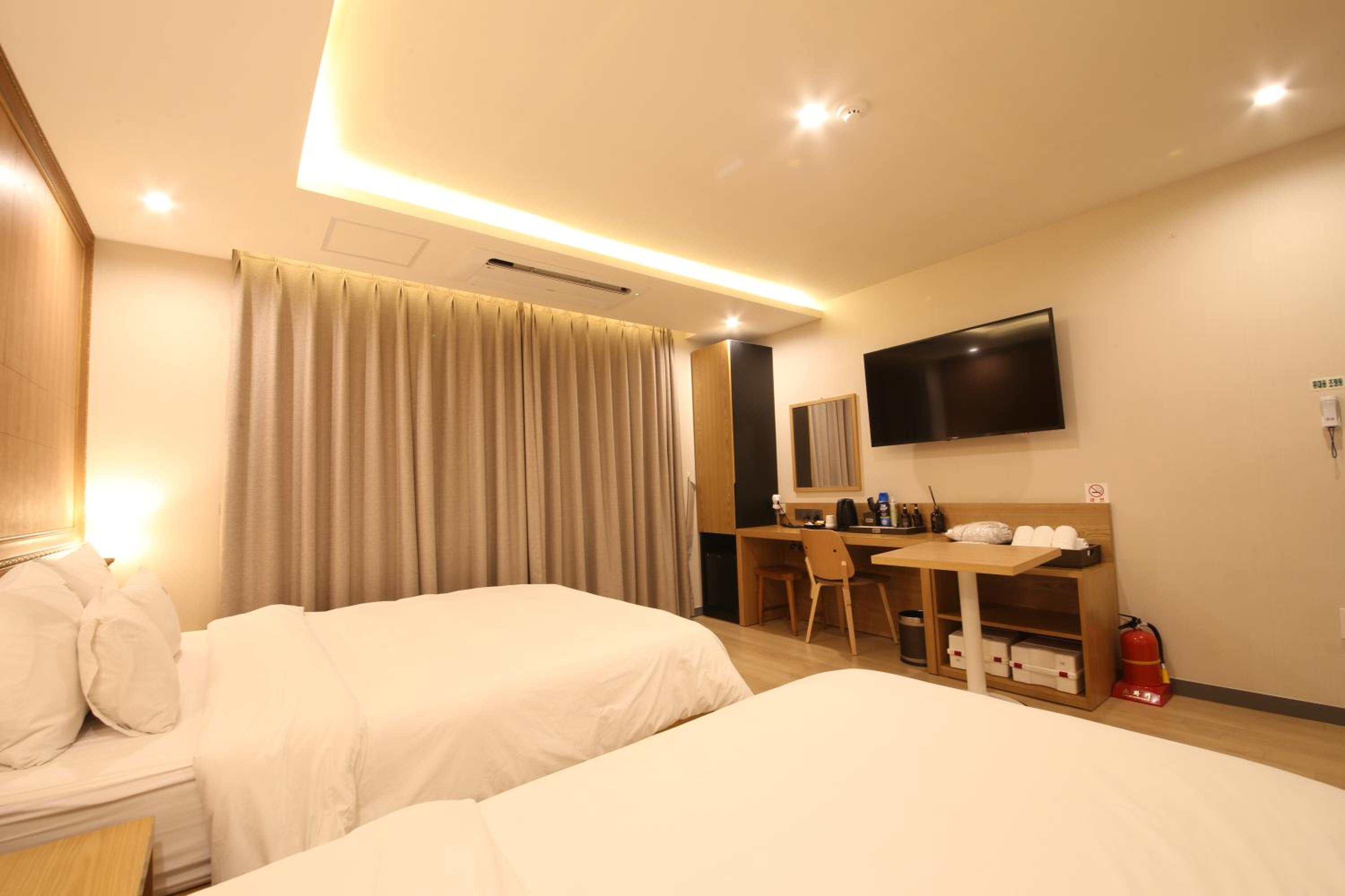 Deluxe Twin Room - Photo 3