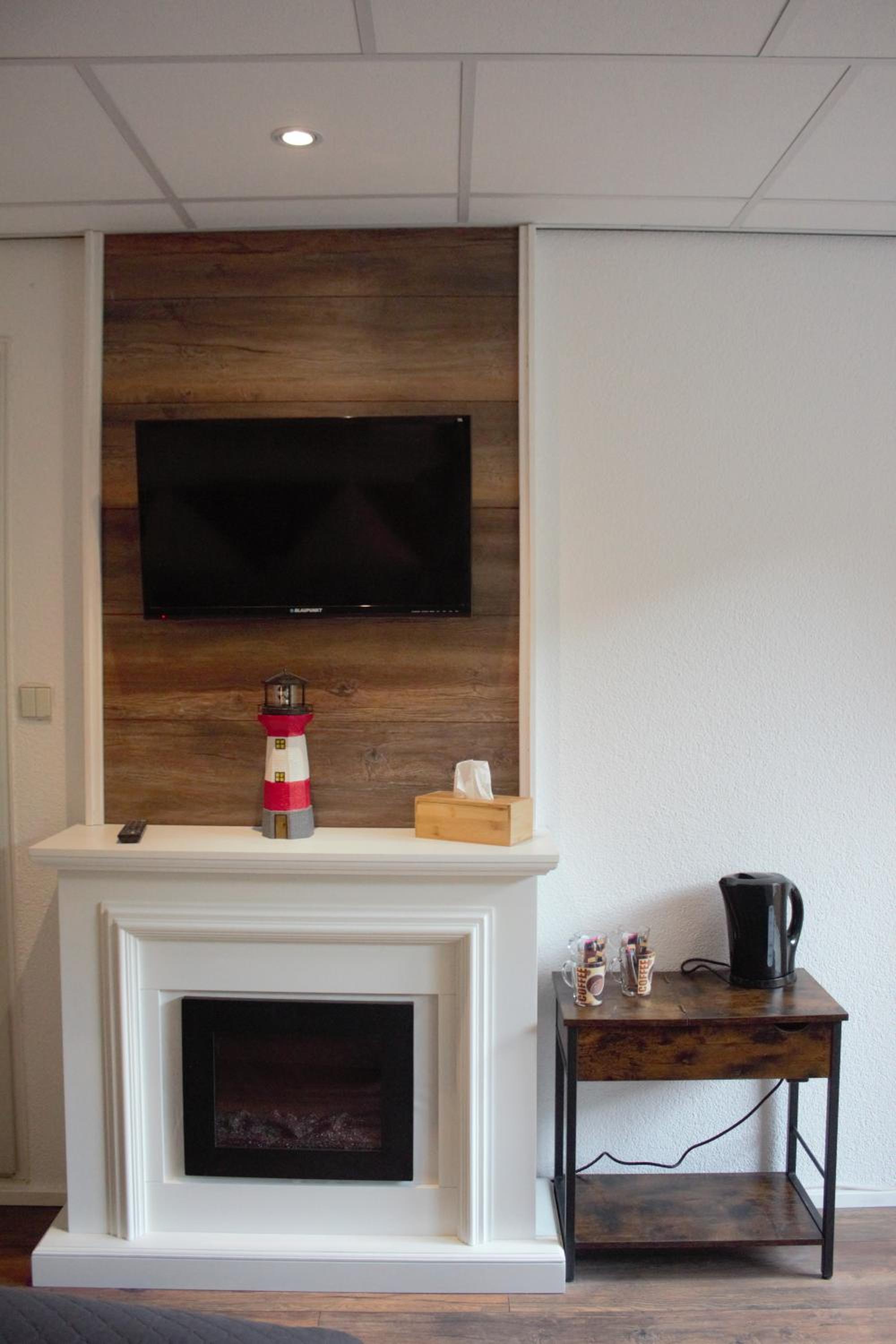 Family Room with Balcony photo 2