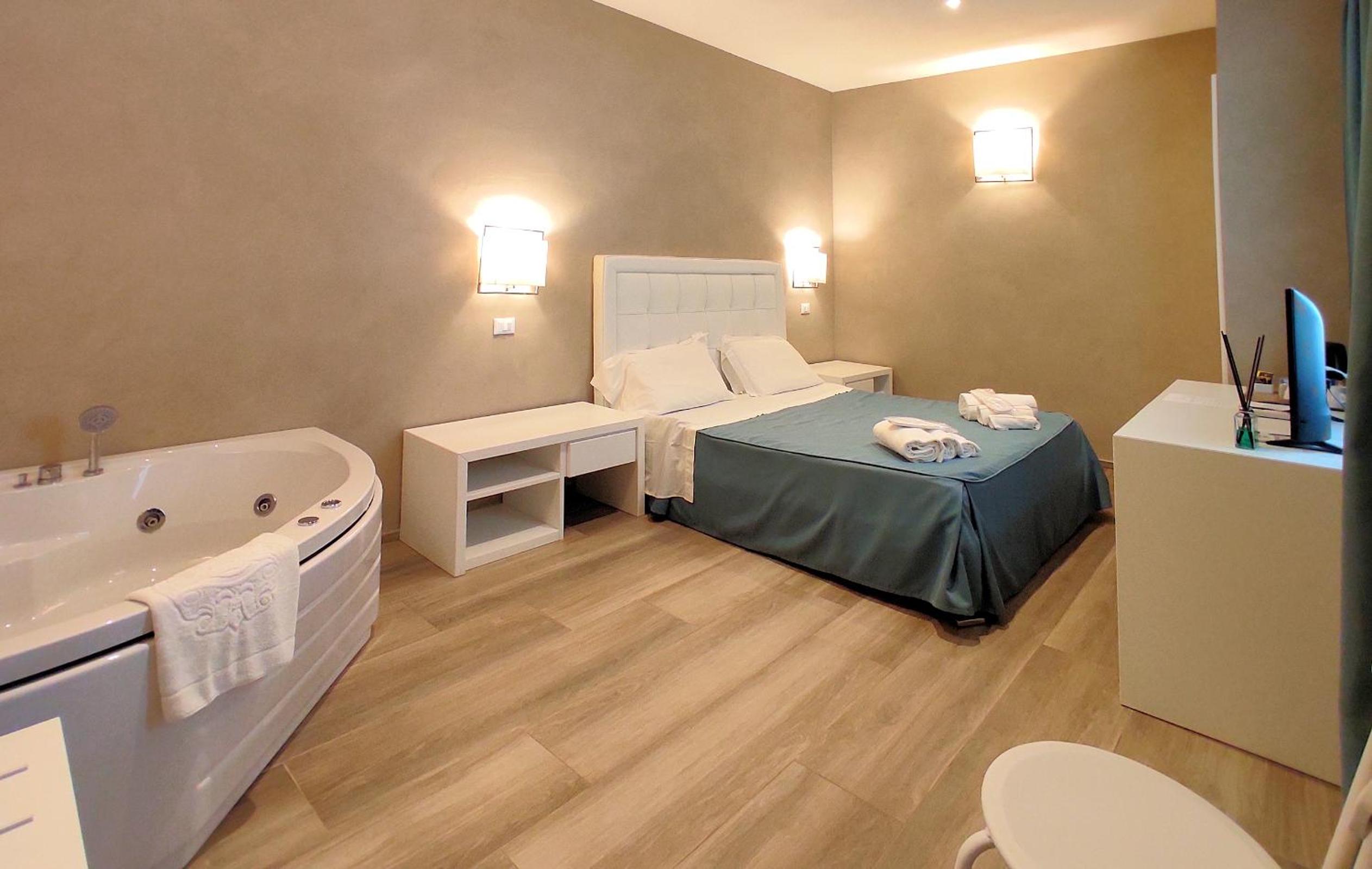 Double Room with Patio - Photo 1