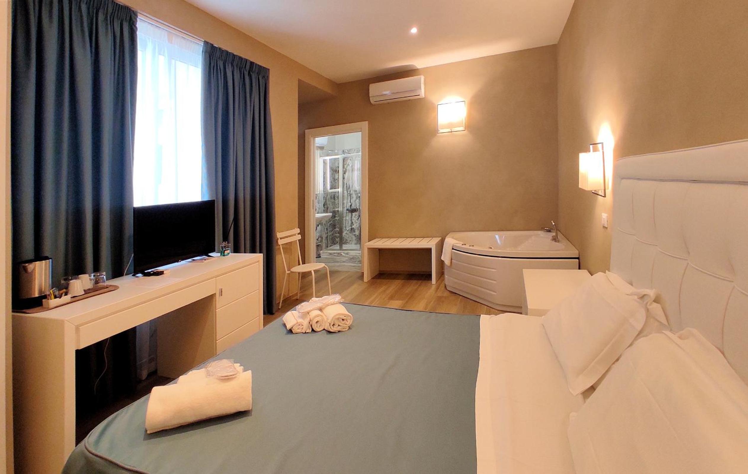 Double Room with Patio - Photo 2