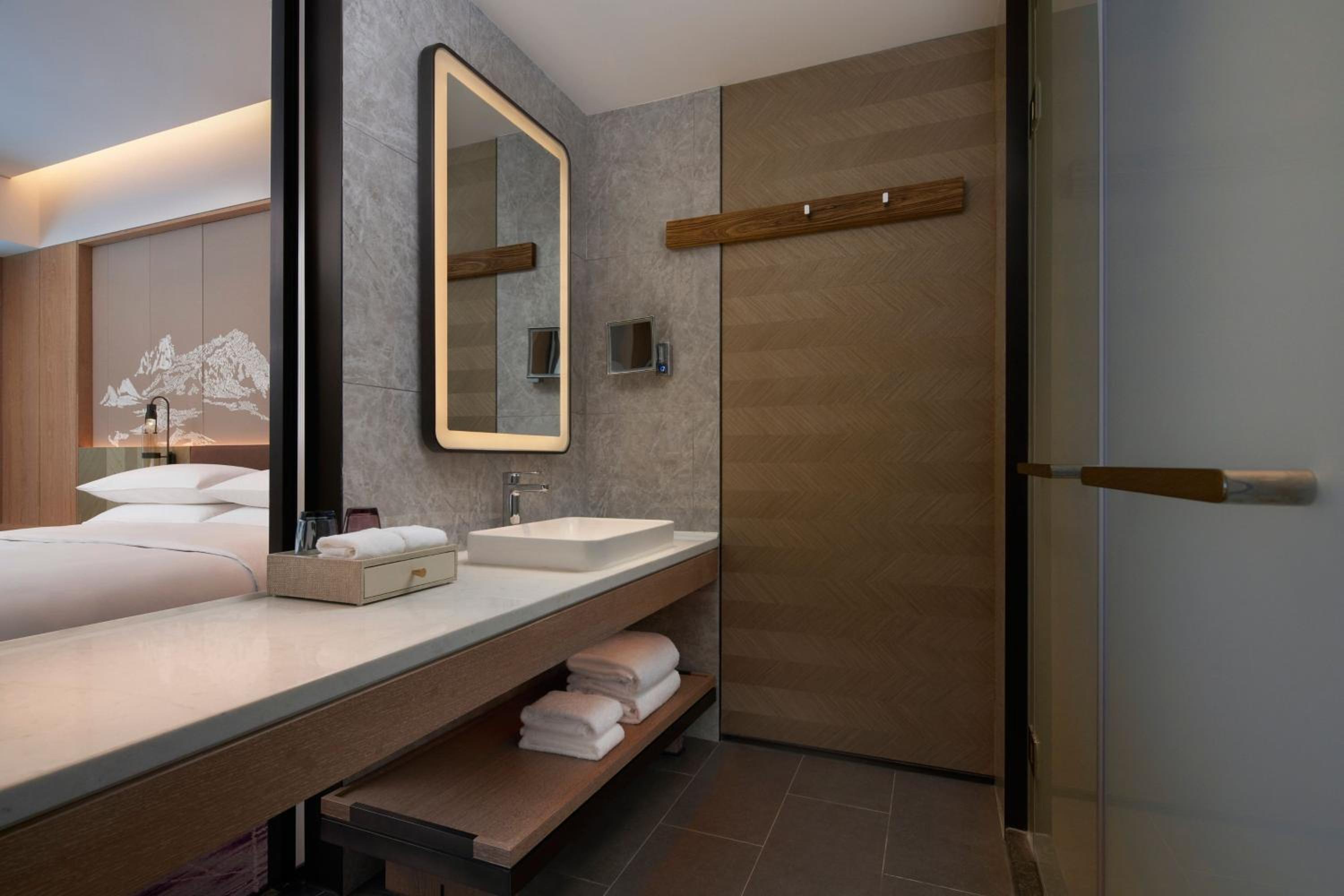 Double Room with Two Double Beds and Mountain View - Photo 2